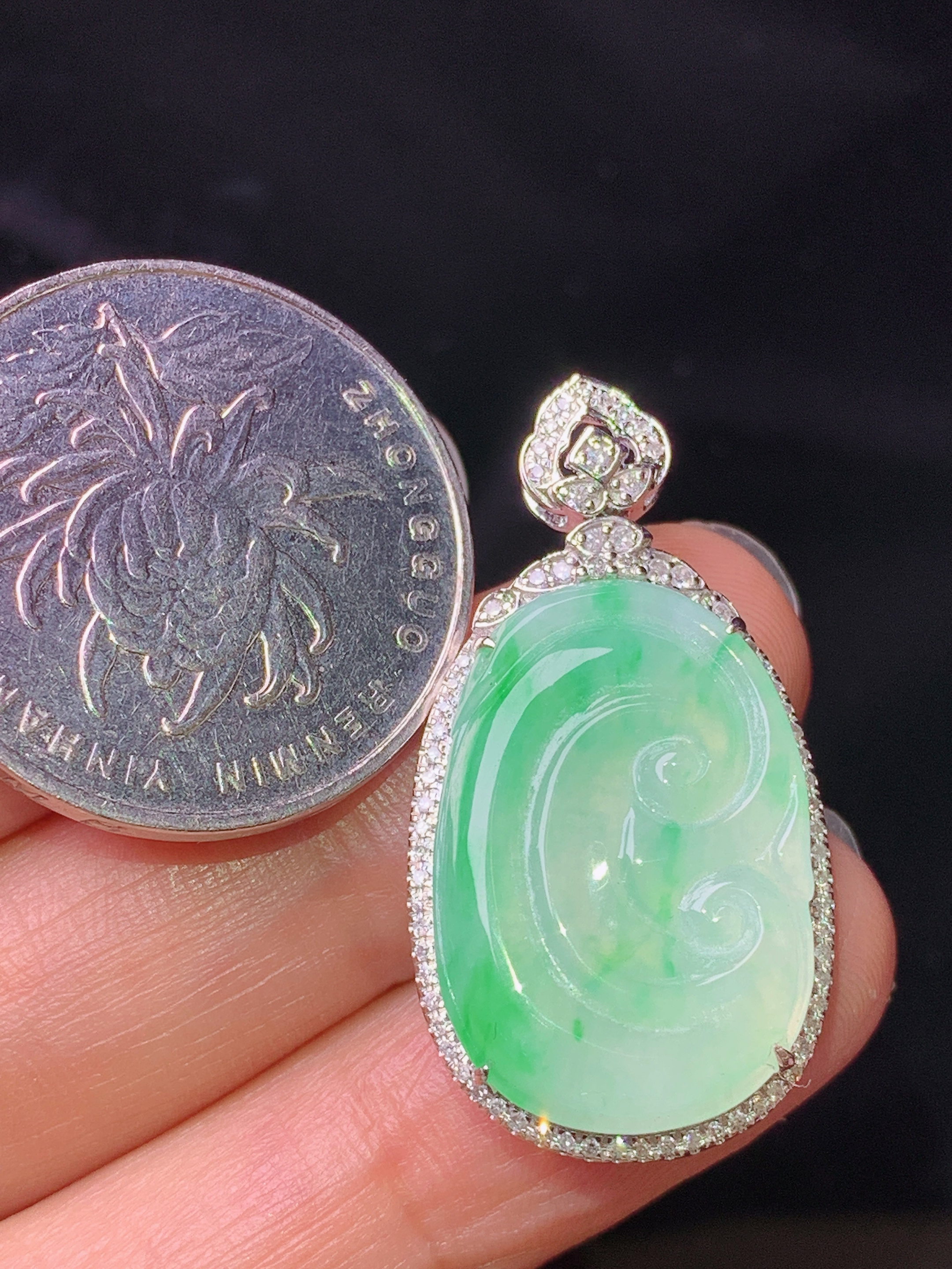 18k金钻镶嵌飘绿如意吊坠 玉质细腻 色泽艳丽清新 水润亮眼 整体尺寸32.6*17.3*6.8f3