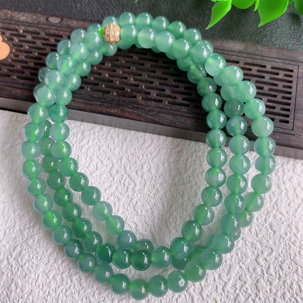 冰润翡翠圆珠项链，水水润润，珠圆玉润，颜色鲜艳，妙明清净，清秀高雅，佩戴效果优雅迷人！性价比超值 W50 尺寸：6mm  共：108颗