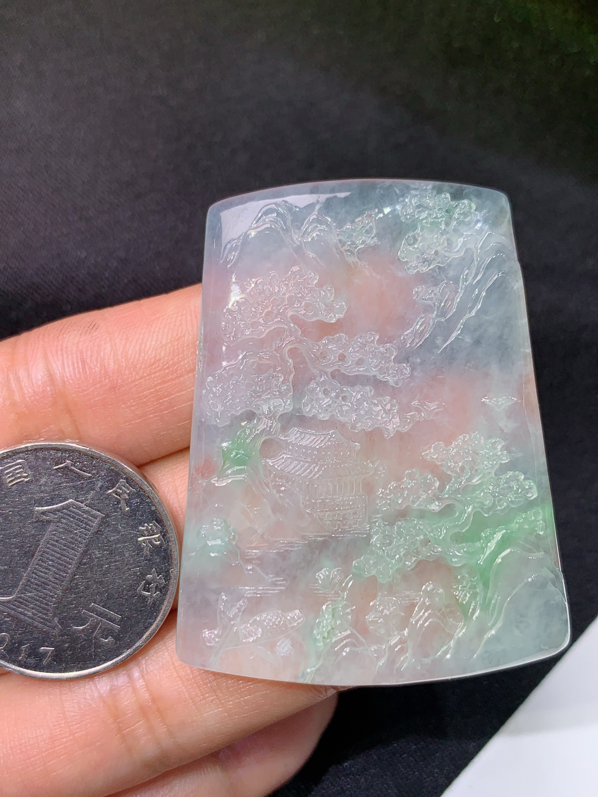 飘绿山水牌吊坠，厚装种老，冰润细腻，种水足，cy尺寸49.2*38.3*5.9