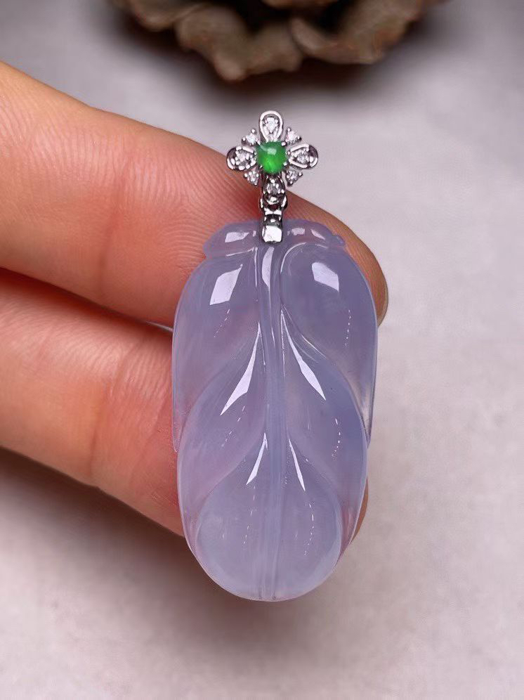 冰种淡紫叶子吊坠、真金真钻镶嵌，种水好，玉质细腻 .裸石尺寸 30.0*16.0