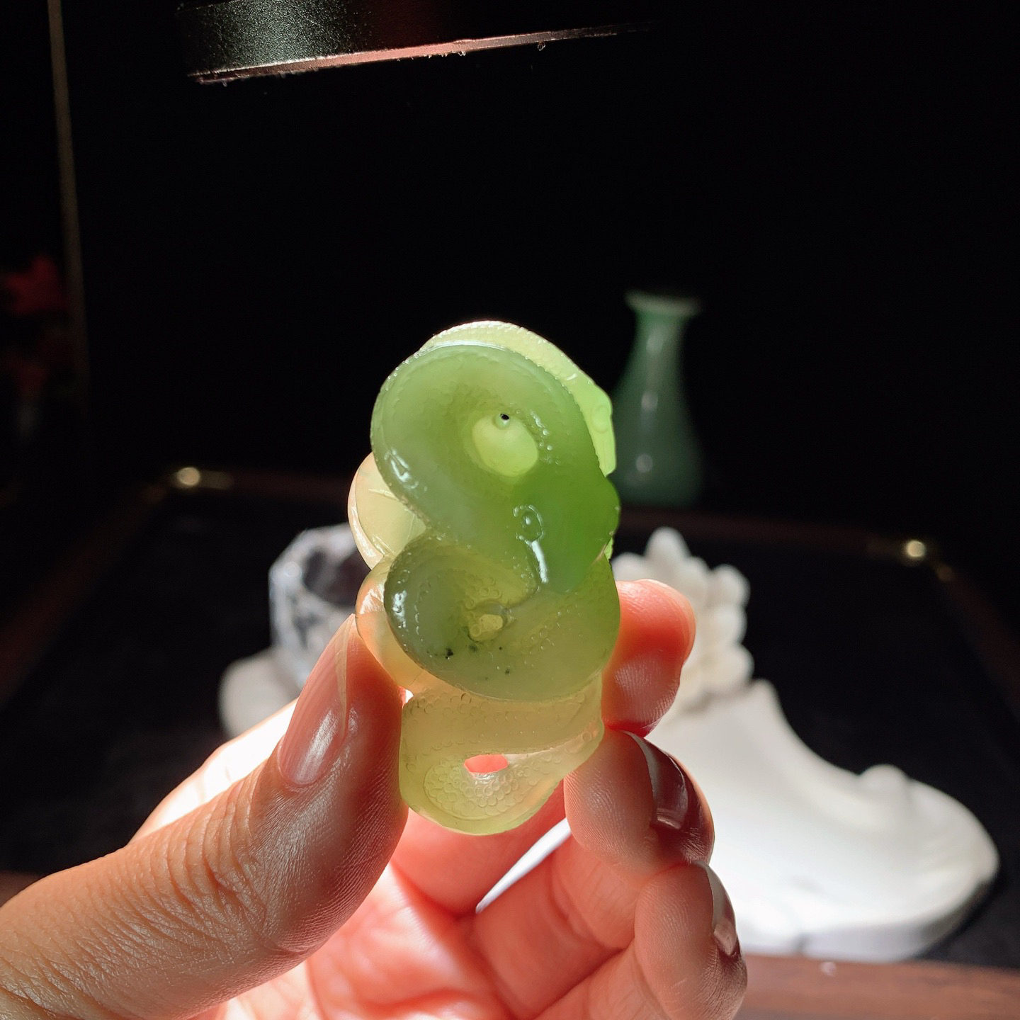 和田玉青海翠翠青富贵缠身蛇挂件。尺寸48/25/13重21.5克 玉质细腻油润。手推出油。品相大气 lt260321