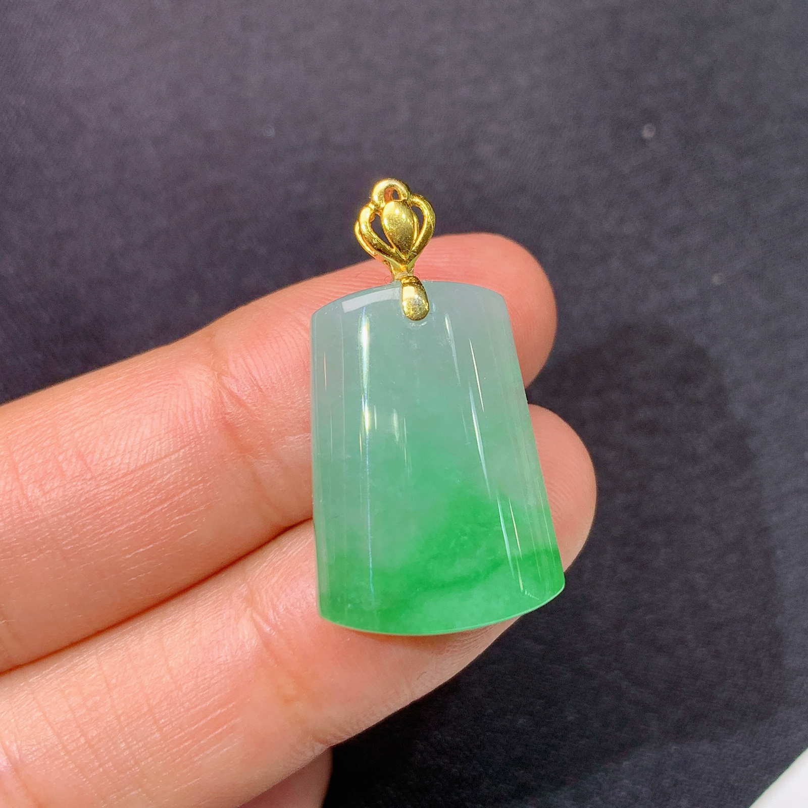 飘绿无事牌吊坠，18k金镶嵌，冰润细腻，种水足，Xyg 尺寸20.5*15.2*5.6