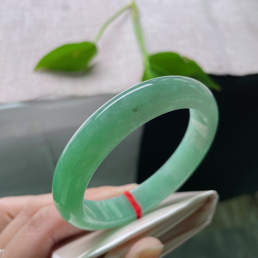 55.8/12.1/7.9，苹果绿正圈，色泽清甜可人，显白又减龄，种老，无纹裂