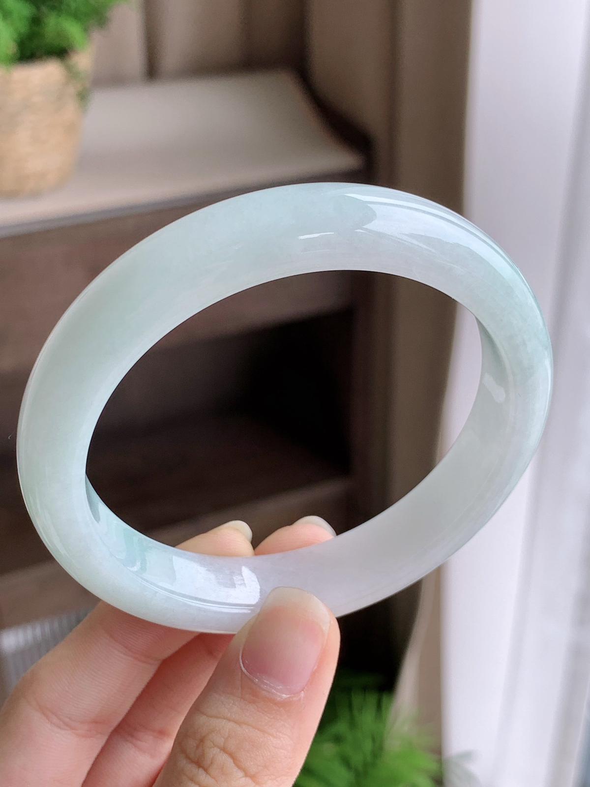 【手镯】正圈 圈口 60 61
【尺寸】60.6-12.4-8
【说明】白冰 糯冰奶白 种老细腻 缅甸A货翡翠 完美