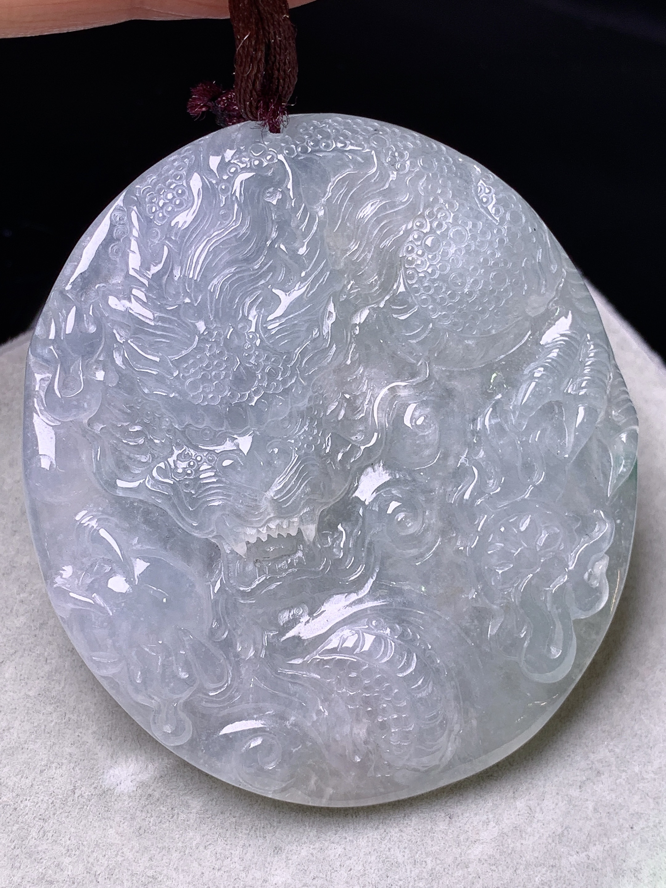 冰种龙牌子吊坠 玉质细腻 色泽艳丽清新 水润亮眼 整体尺寸52.5*47.2*6b2