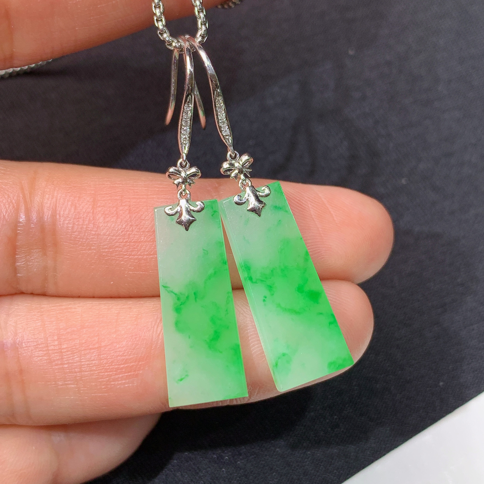 冰飘绿无事牌耳坠，18k金镶嵌，简约时尚，冰润色阳，种水足，Xyg 尺寸21.4*8.4*2.3