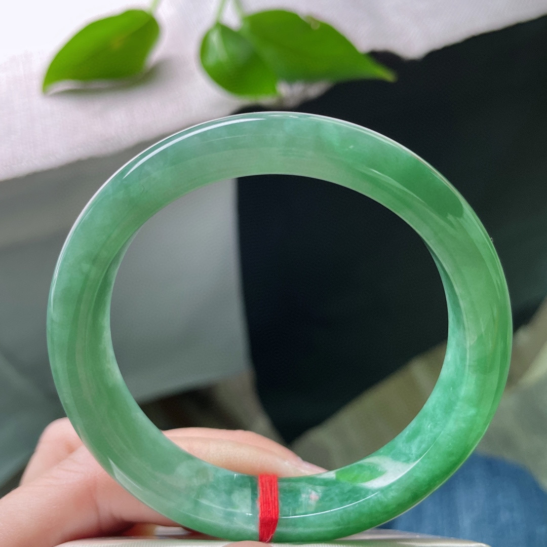 58.3/12.4/8.7，满绿正圈，绿得纯粹，艳得有质感。种老，细润，俏丽多姿，晶体