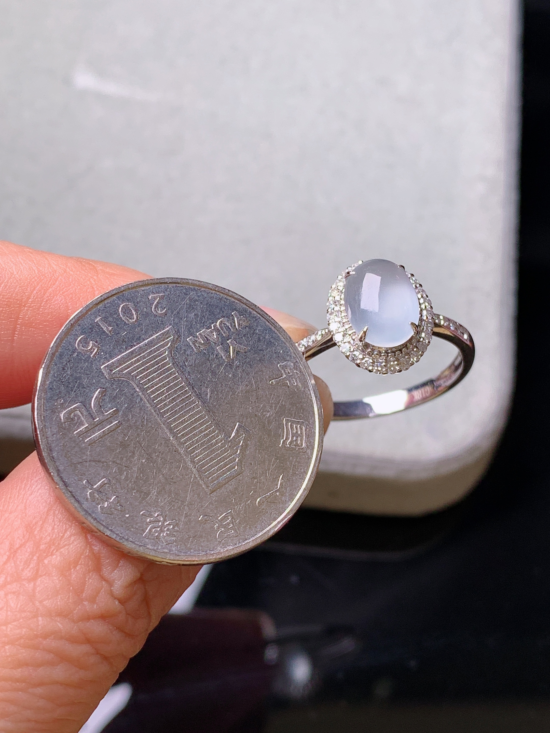 18k金钻镶嵌冰种蛋面戒指 玉质细腻 色泽艳丽清新 水润亮眼 圈口14 整体尺寸11.2*9.2*7f3