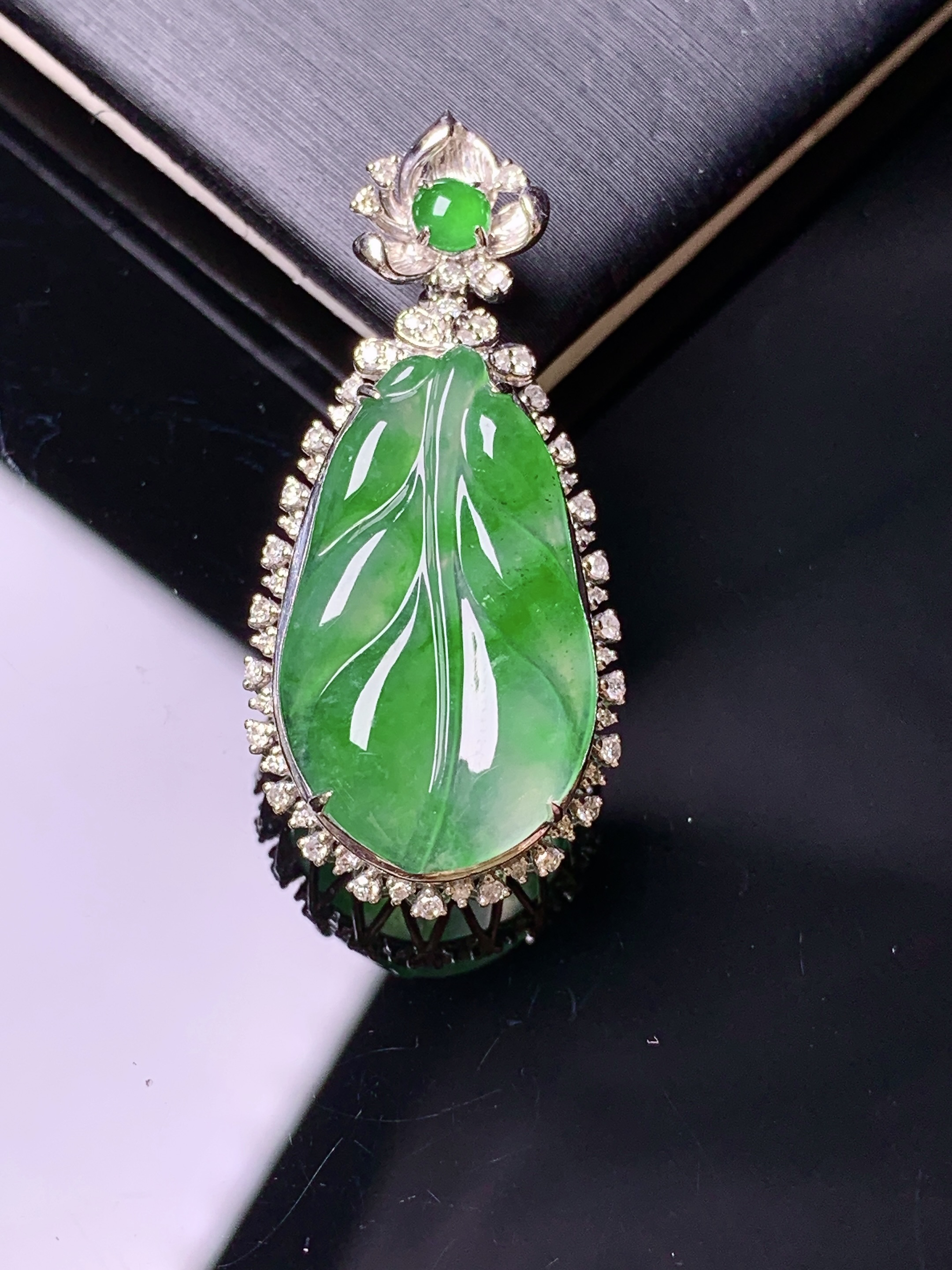 18k金钻镶嵌翠绿树叶吊坠 玉质细腻 色泽艳丽清新 水润亮眼 整体尺寸34*16*8.5y4