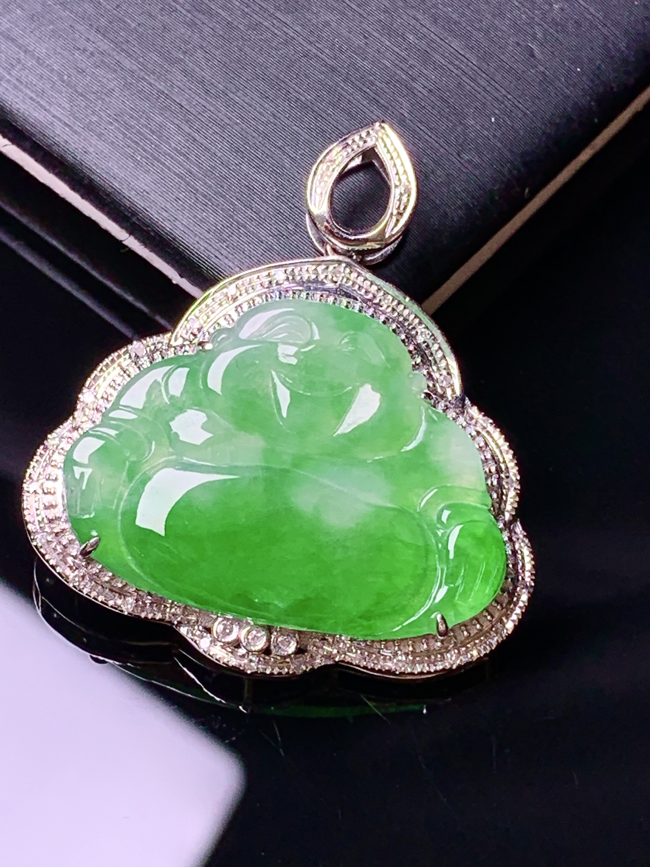 18k金钻镶嵌翠绿佛公吊坠 玉质细腻 色泽艳丽清新 水润亮眼 整体尺寸31*27.3*5.2zy