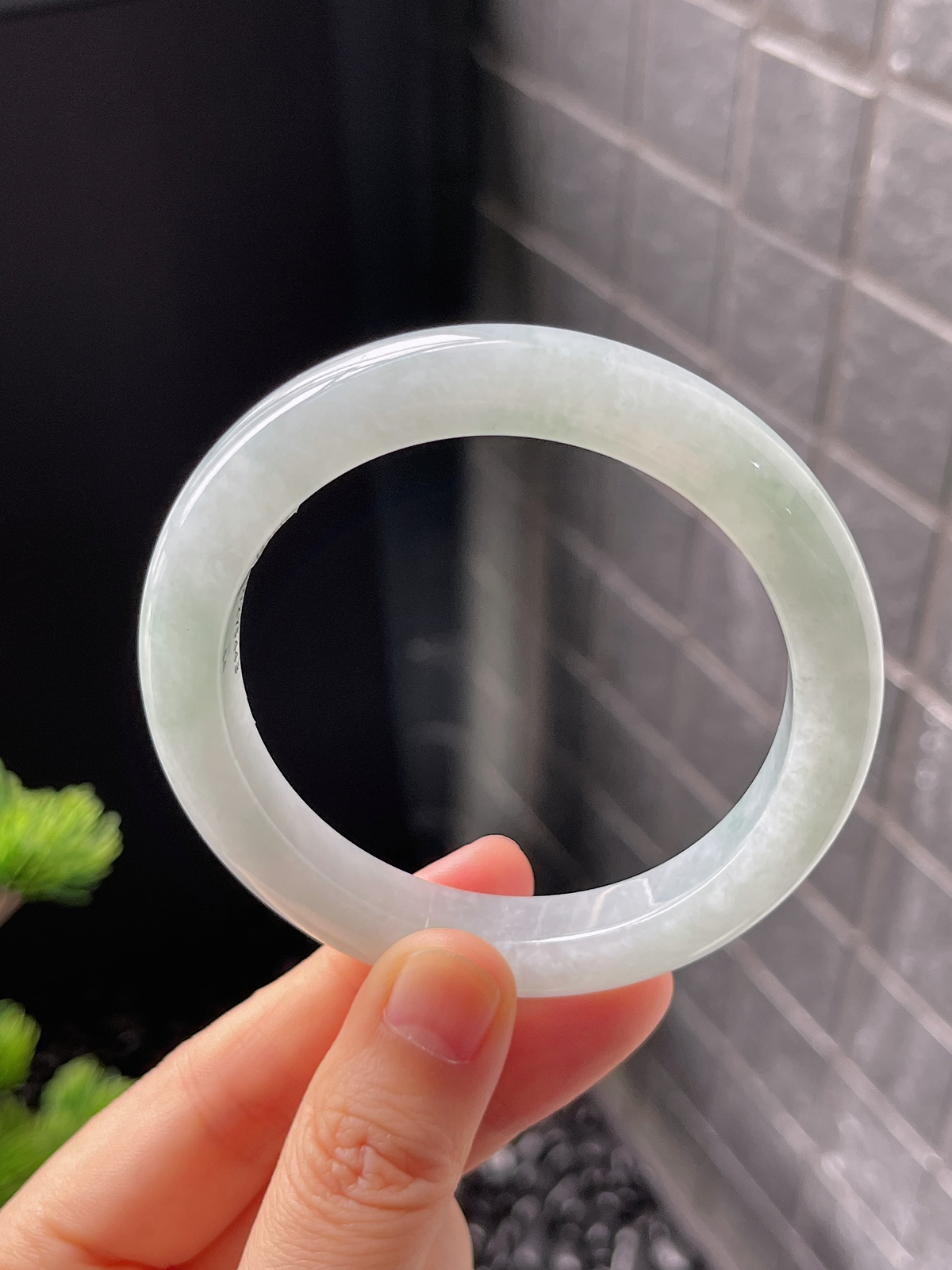 正圈55圈口，翡翠糯化种淡绿色手镯