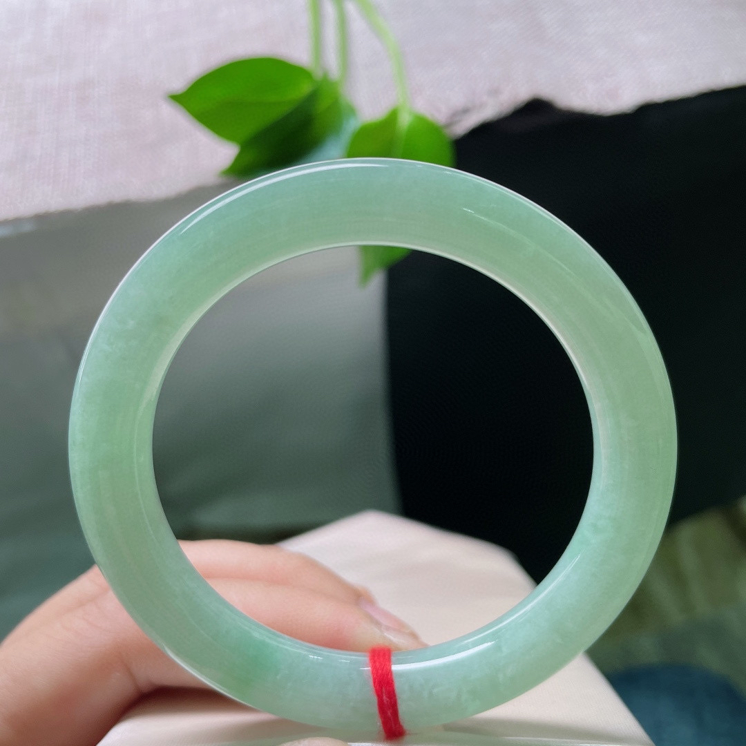 56.3/9.5，晴绿圆条，无暇