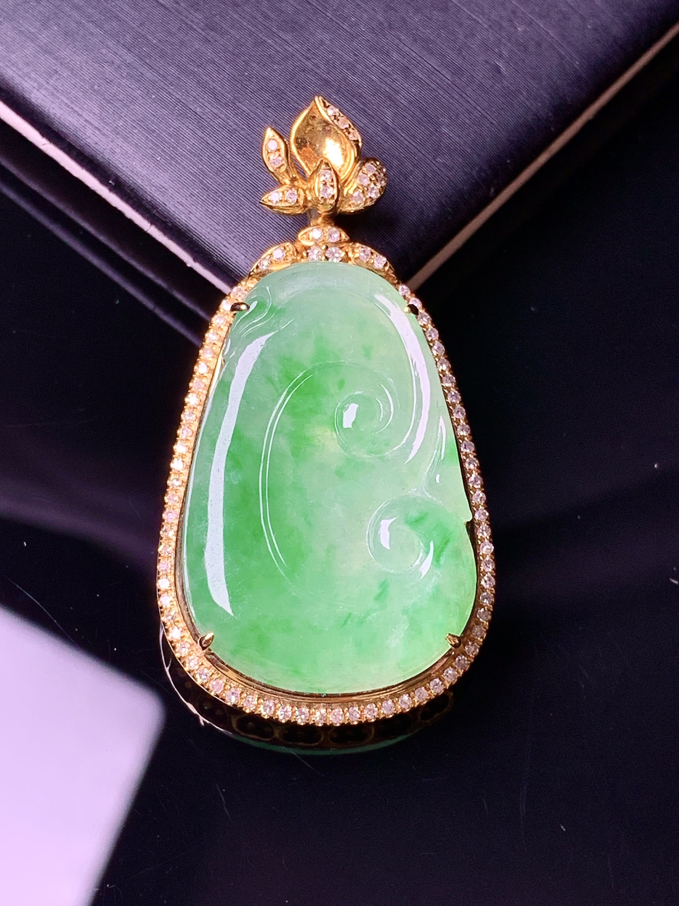 18k金钻镶嵌翠绿如意吊坠 玉质细腻 色泽艳丽清新 水润亮眼 整体尺寸38.5*20.5*7f3