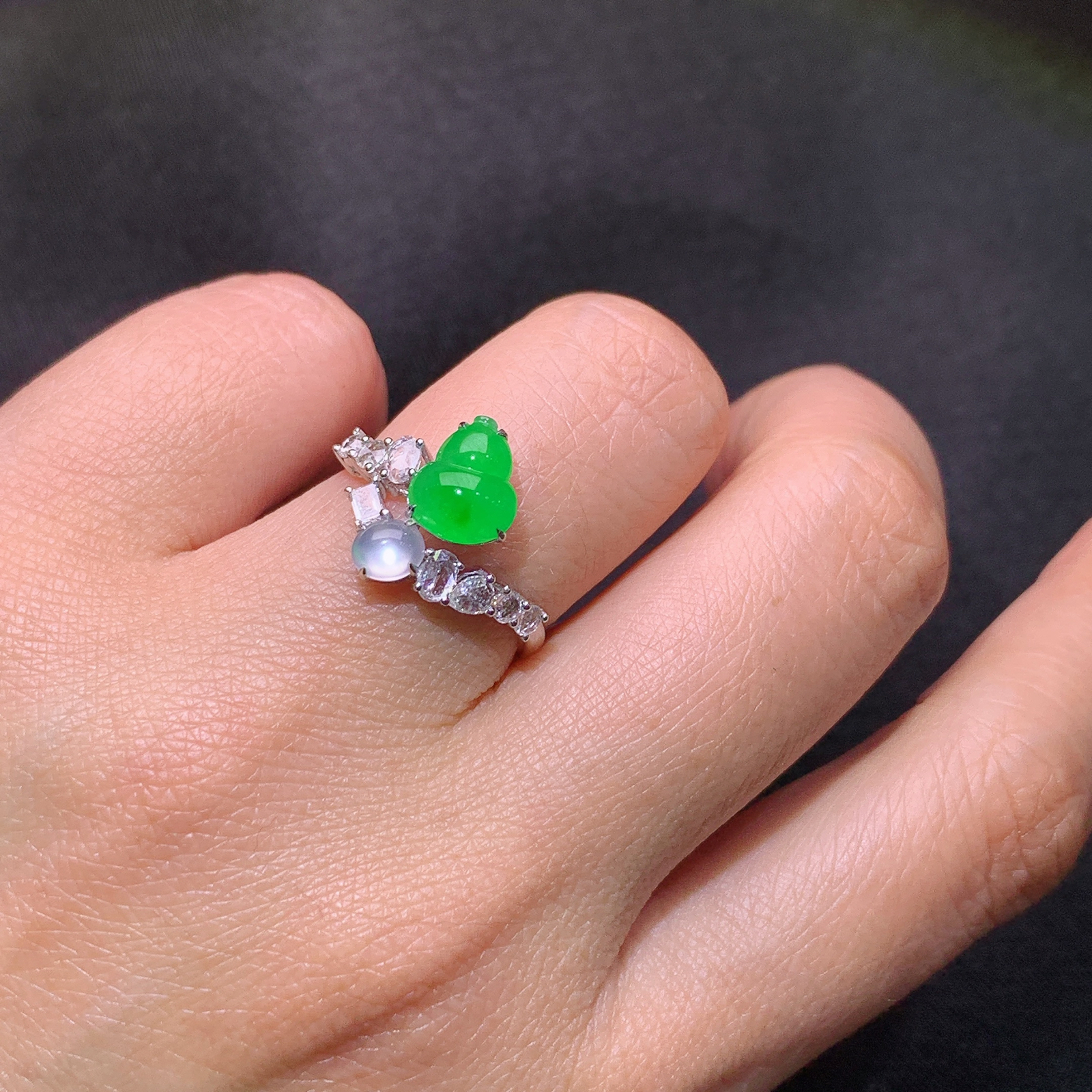 冰阳绿葫芦戒指，18k金镶嵌，款式精美，冰润色阳，种水足，Al 圈口15 裸石7.8*6.4*3