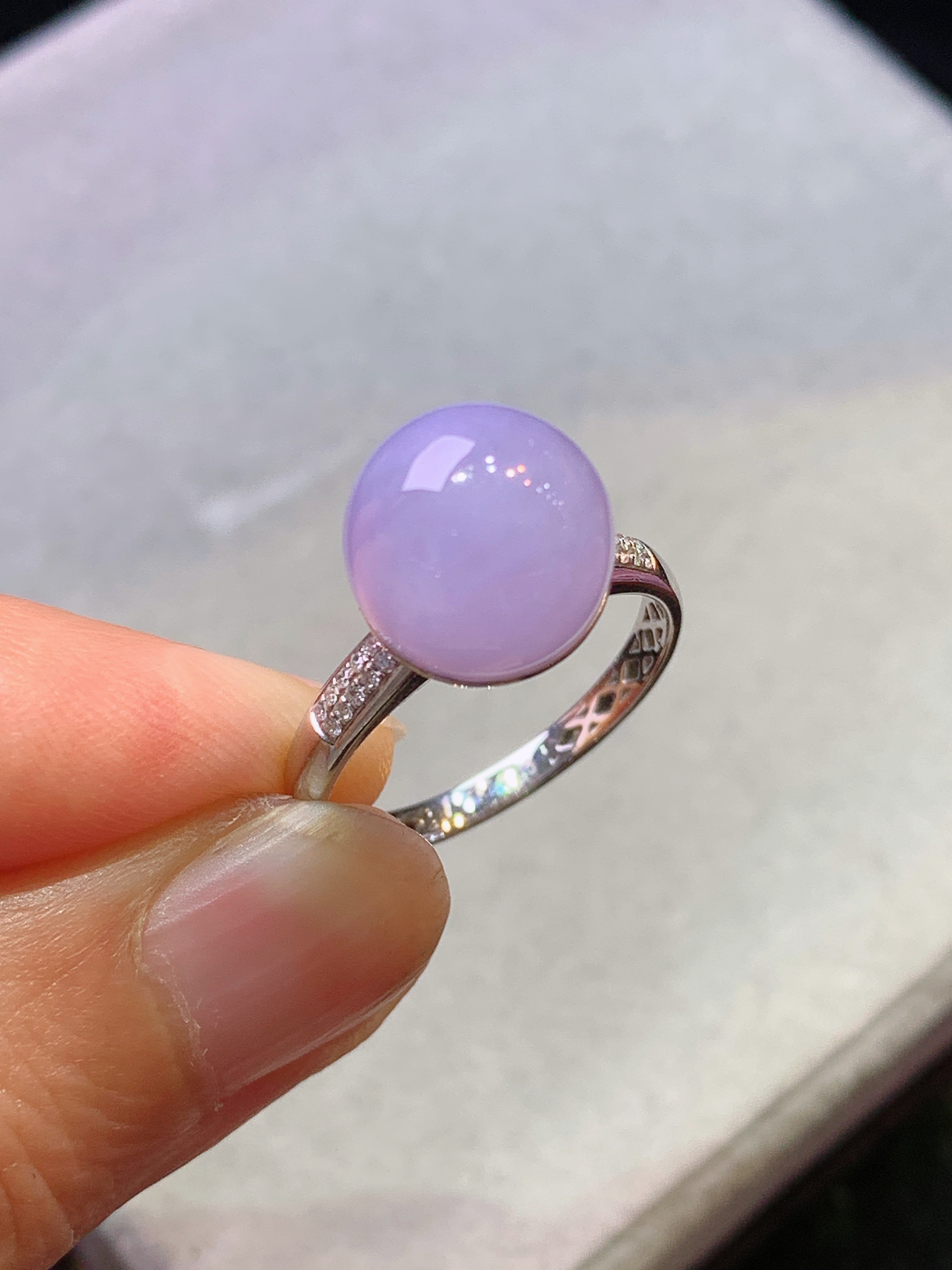 18k金钻镶嵌紫罗兰圆珠戒指 玉质细腻 色泽艳丽清新 水润亮眼 圈口13.5 整体尺寸10.5 b1