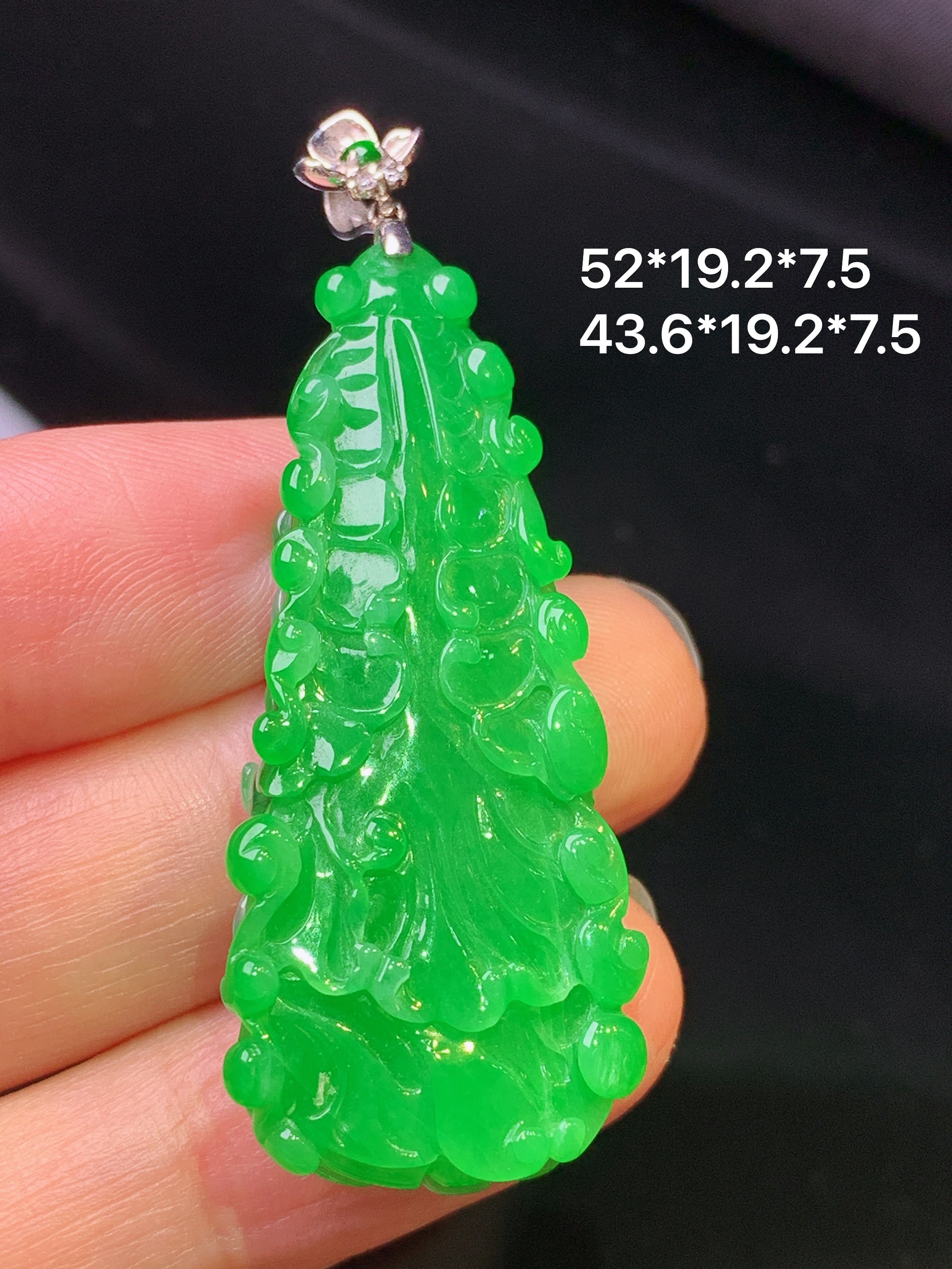 18k金镶嵌满绿白菜吊坠 玉质细腻 色泽艳丽清新 水润亮眼 整体尺寸52*19.2*7.5L1