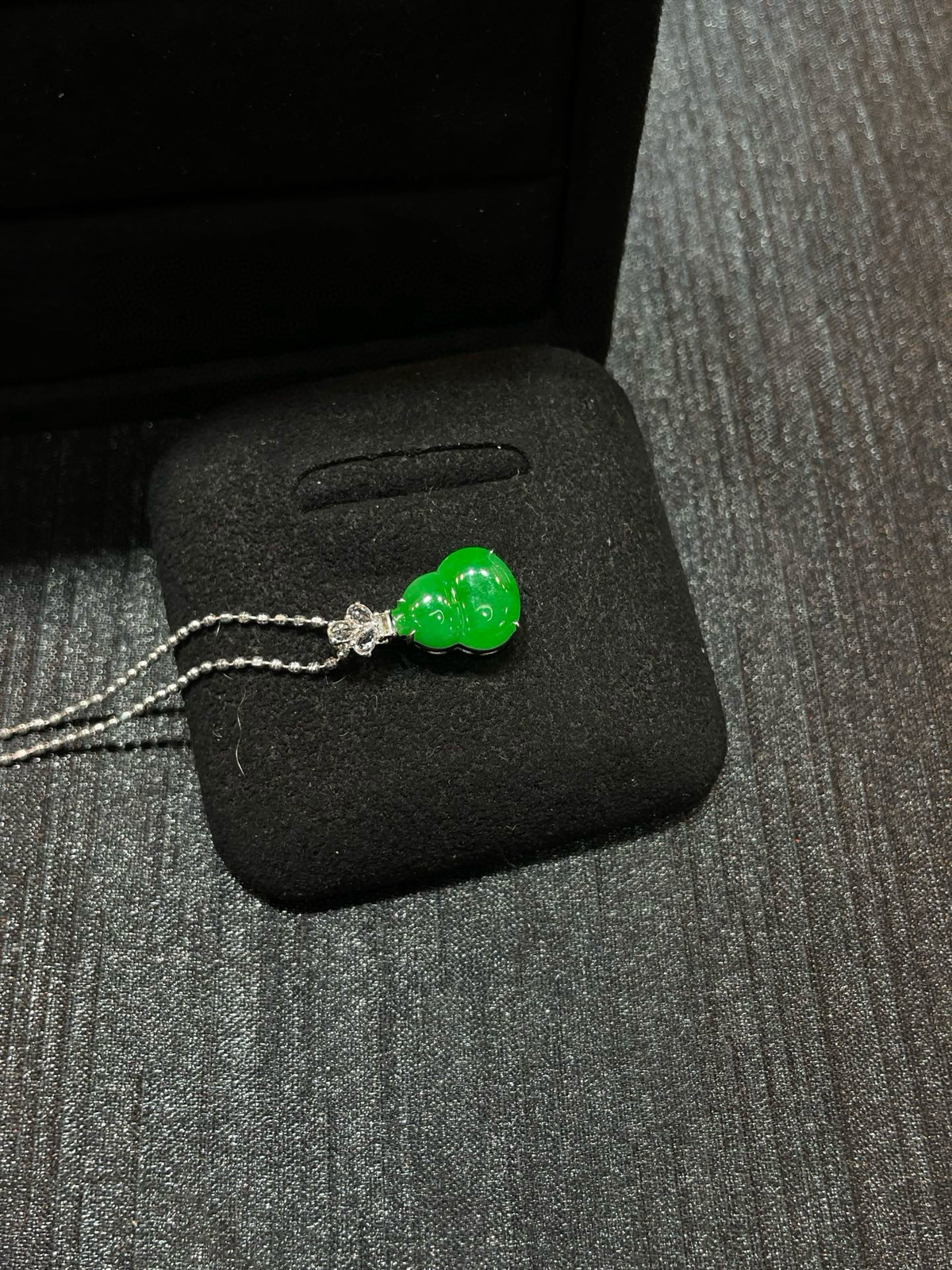 满色 正阳绿 mini葫芦吊坠

18k金简镶嵌