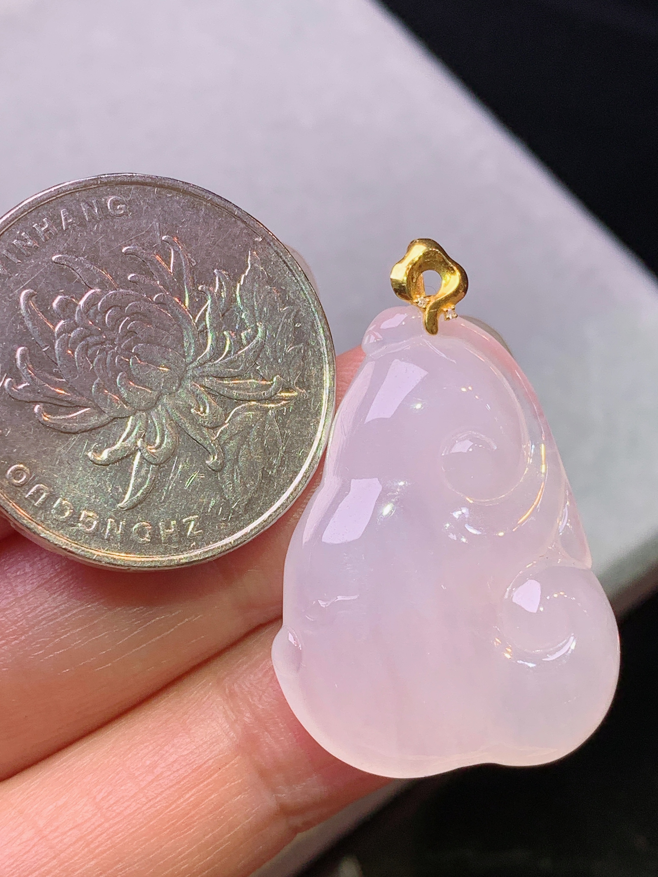 18k金镶嵌冰种如意吊坠 玉质细腻 色泽艳丽清新 水润亮眼 整体尺寸33.6*21.8*6.2b1