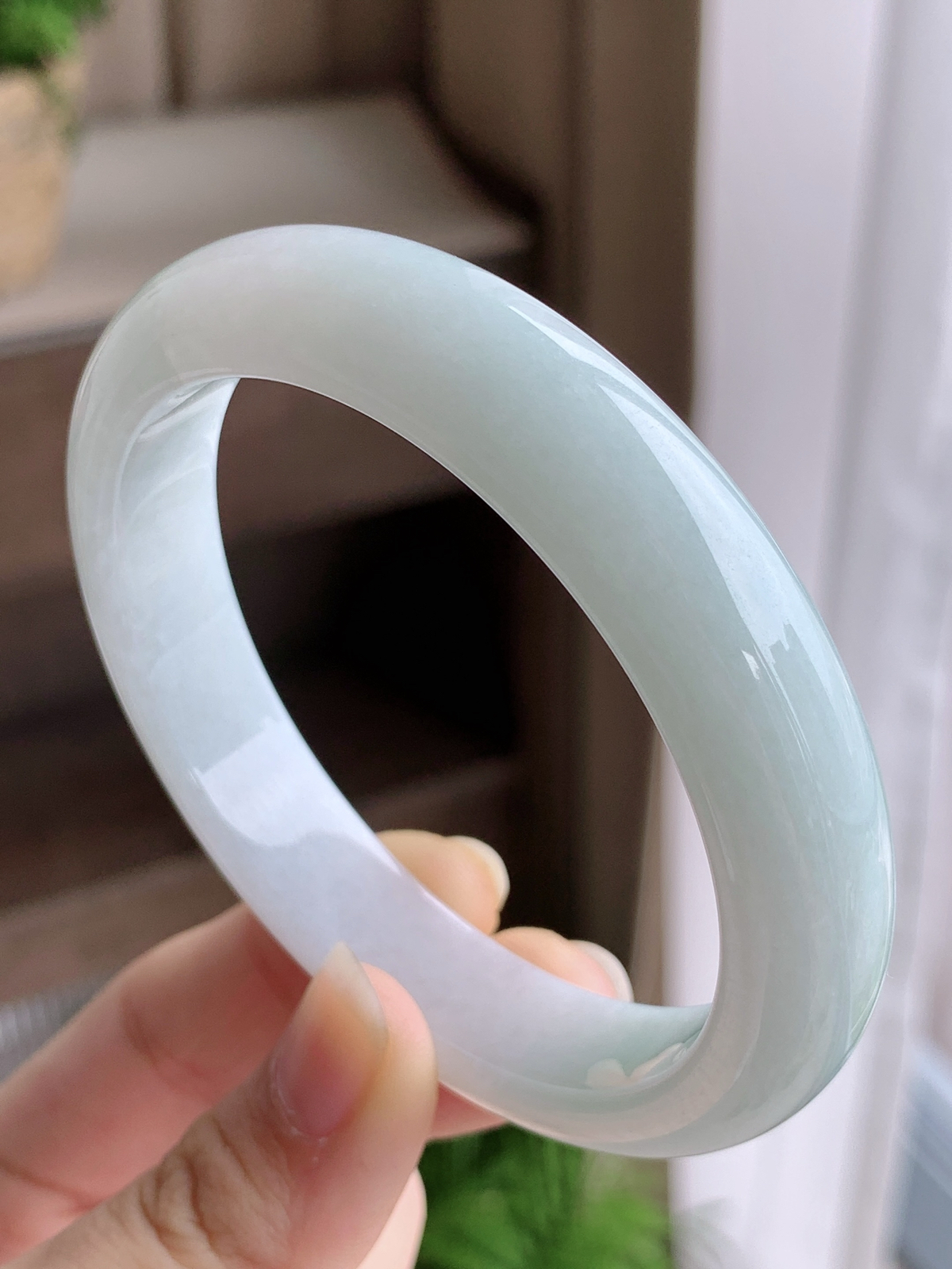 【手镯】正圈 圈口 60 61
【尺寸】60.6-12.4-8
【说明】白冰 糯冰奶白 种老细腻 缅甸A货翡翠 完美