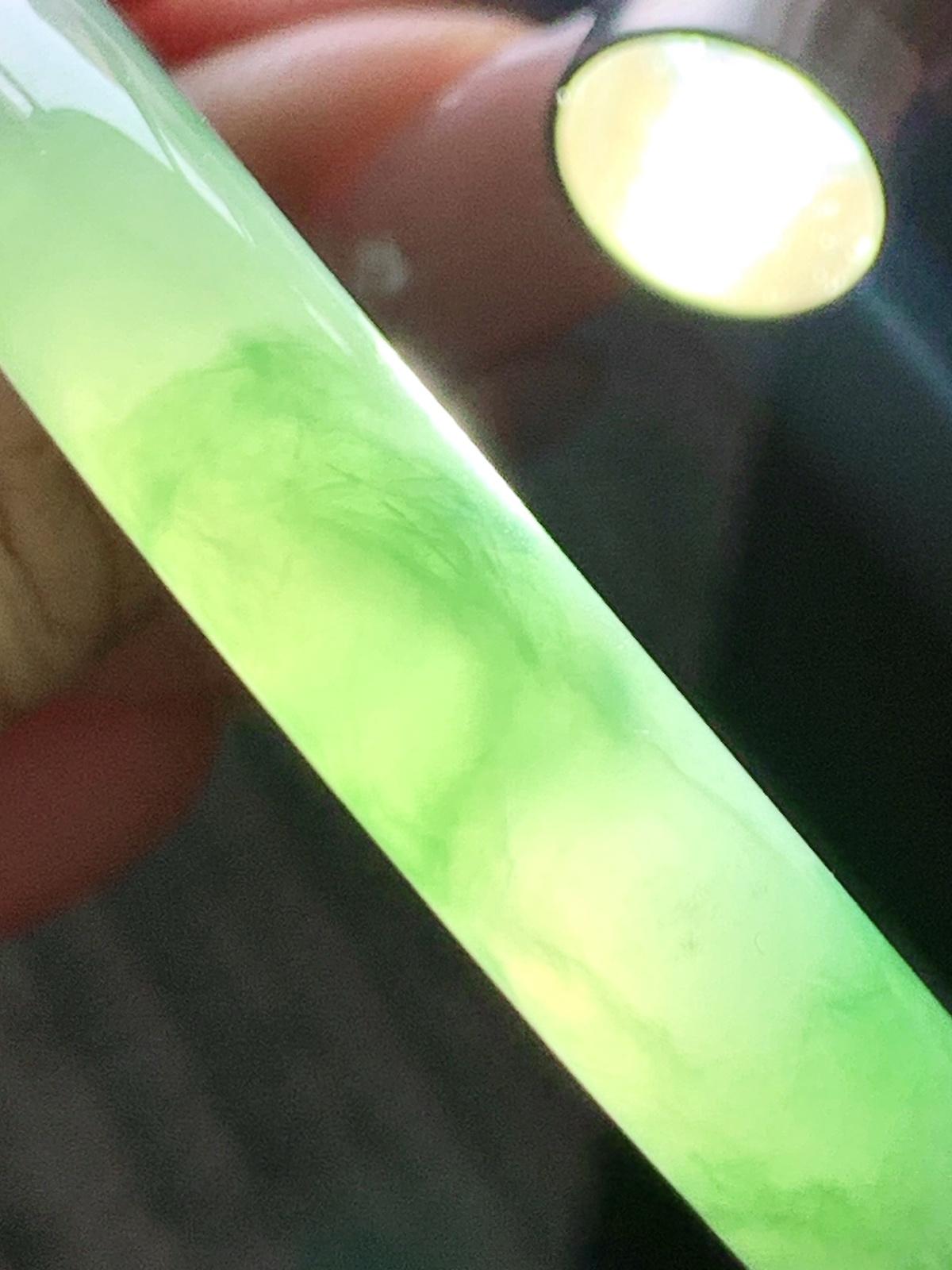 【手镯】️圆条 圈口 57 58 
【尺寸】56.4-8.4-8.5
【说明】冰底晴岚 冰晴水 冰飘花 种老细腻 缅甸A货翡翠 有细纹