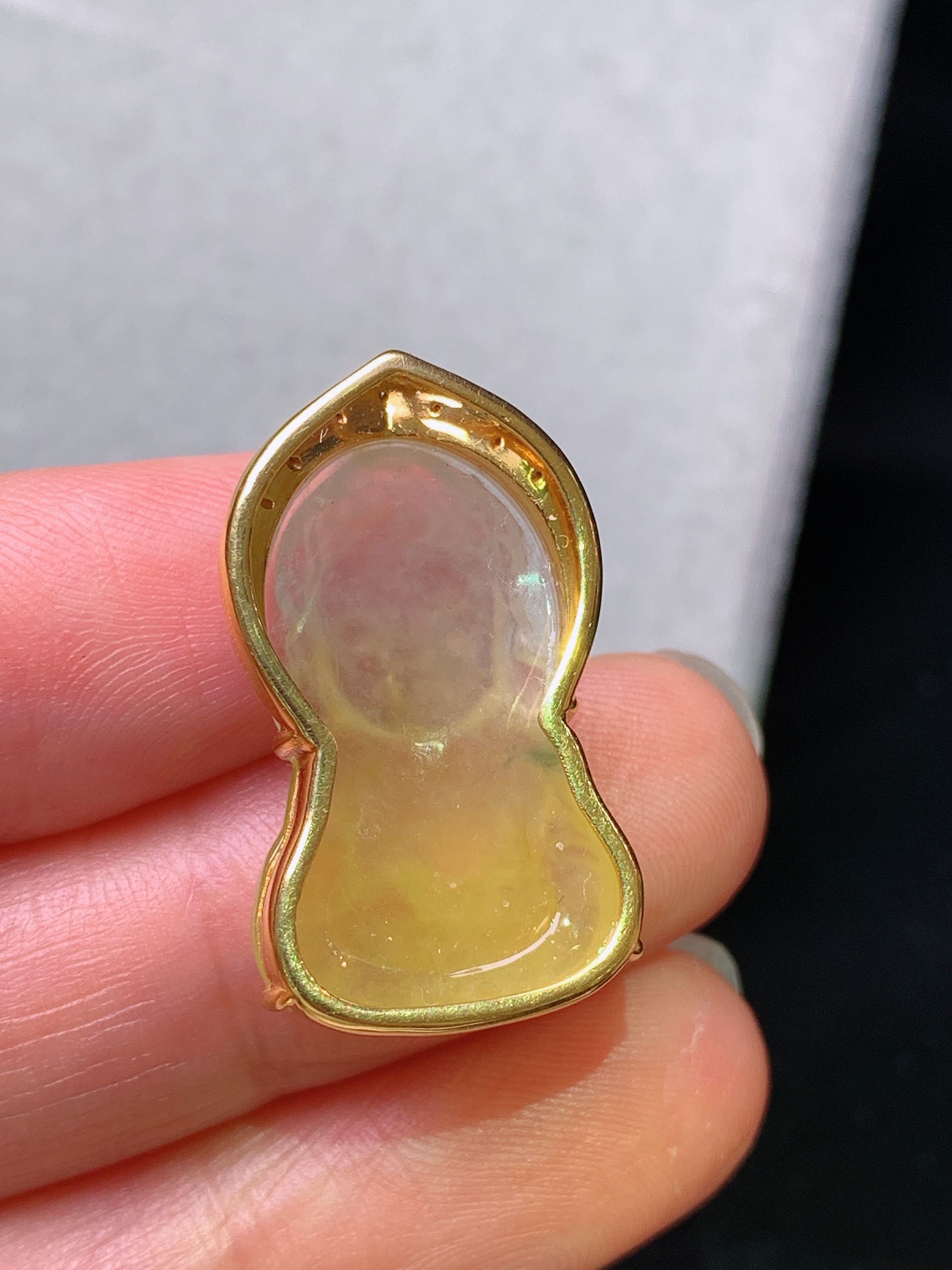 18k金钻镶嵌黄翡宝宝佛公吊坠 玉质细腻 色泽艳丽清新 水润亮眼 整体尺寸26*14.8*6.8m1