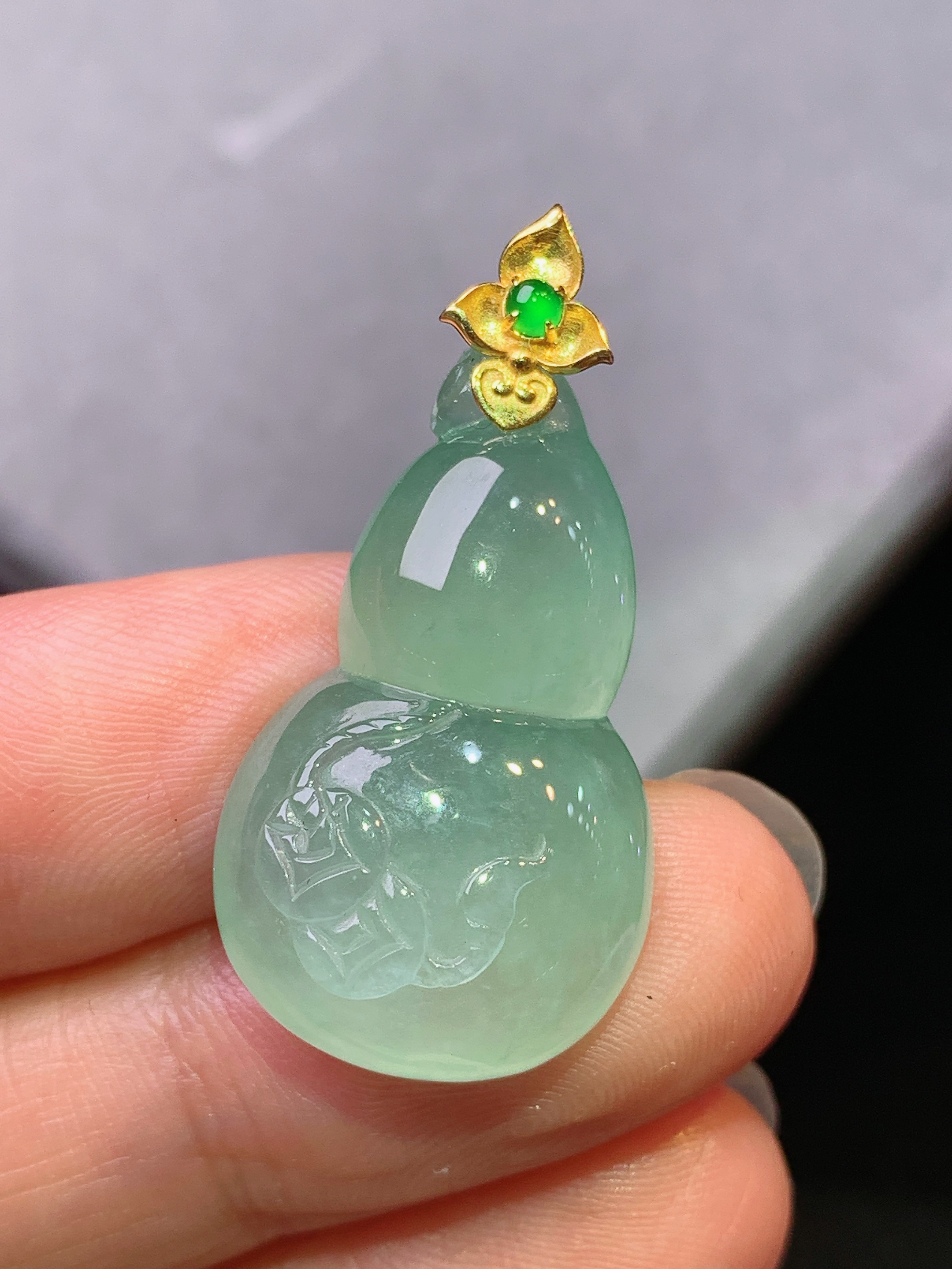 18k金镶嵌冰种晴绿葫芦吊坠 玉质细腻 色泽艳丽清新 水润亮眼 整体尺寸32.5*16.2*7m1