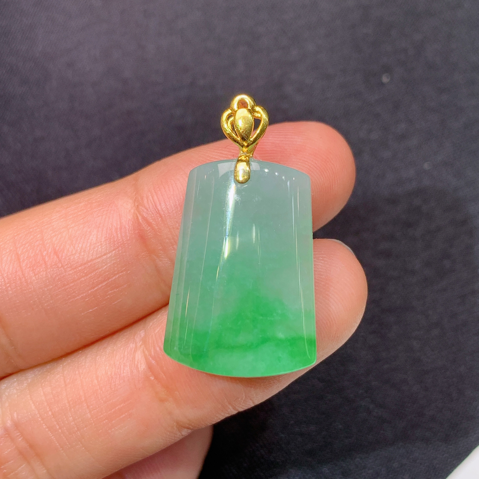 飘绿无事牌吊坠，18k金镶嵌，冰润细腻，种水足，Xyg 尺寸20.5*15.2*5.6