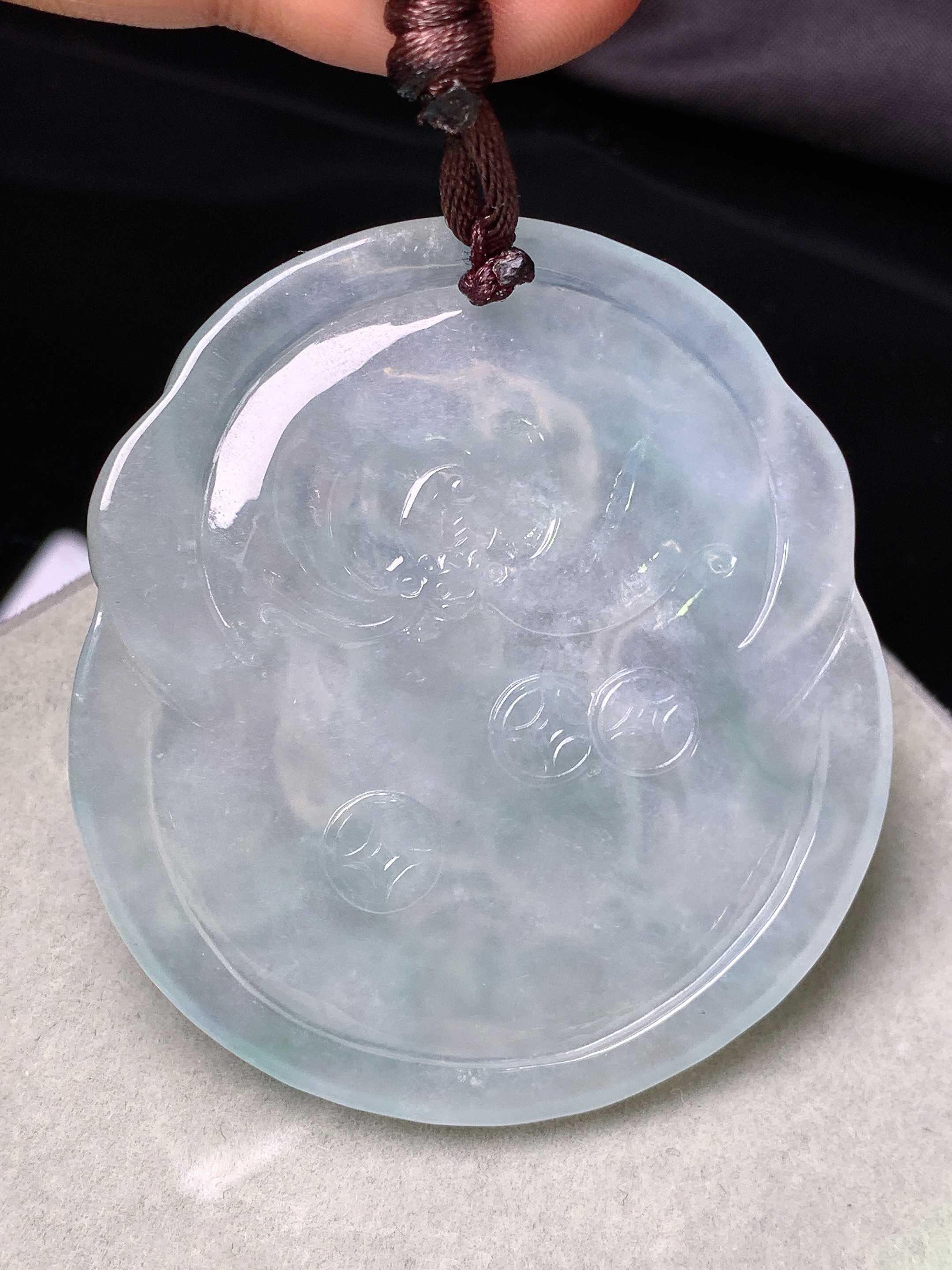 生肖鼠牌子吊坠 玉质细腻 色泽艳丽清新 水润亮眼 整体尺寸54.2*50*5.6b