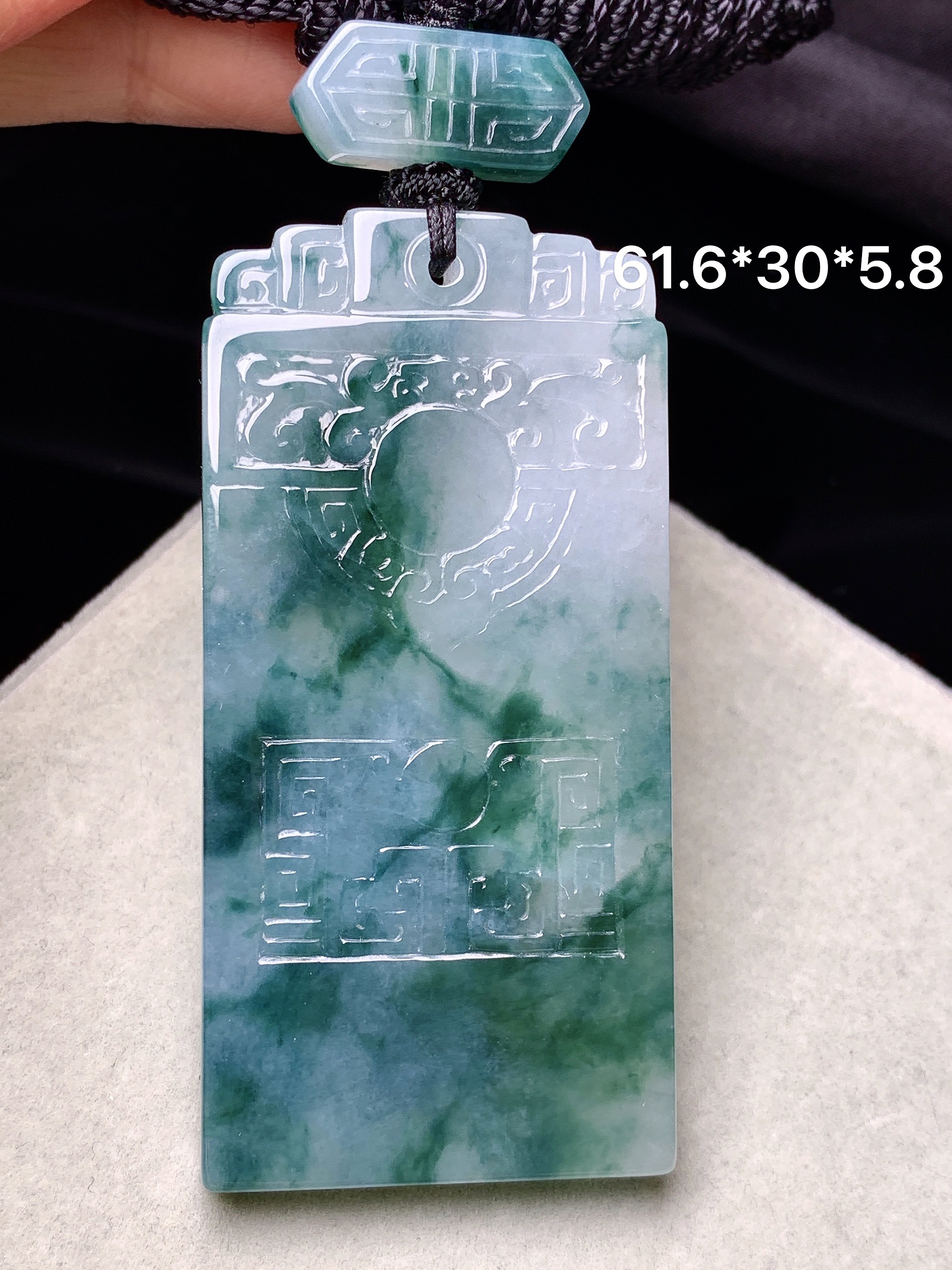 飘绿无事牌吊坠 玉质细腻 色泽艳丽清新 水润亮眼 整体尺寸61.6*30*5.8L1