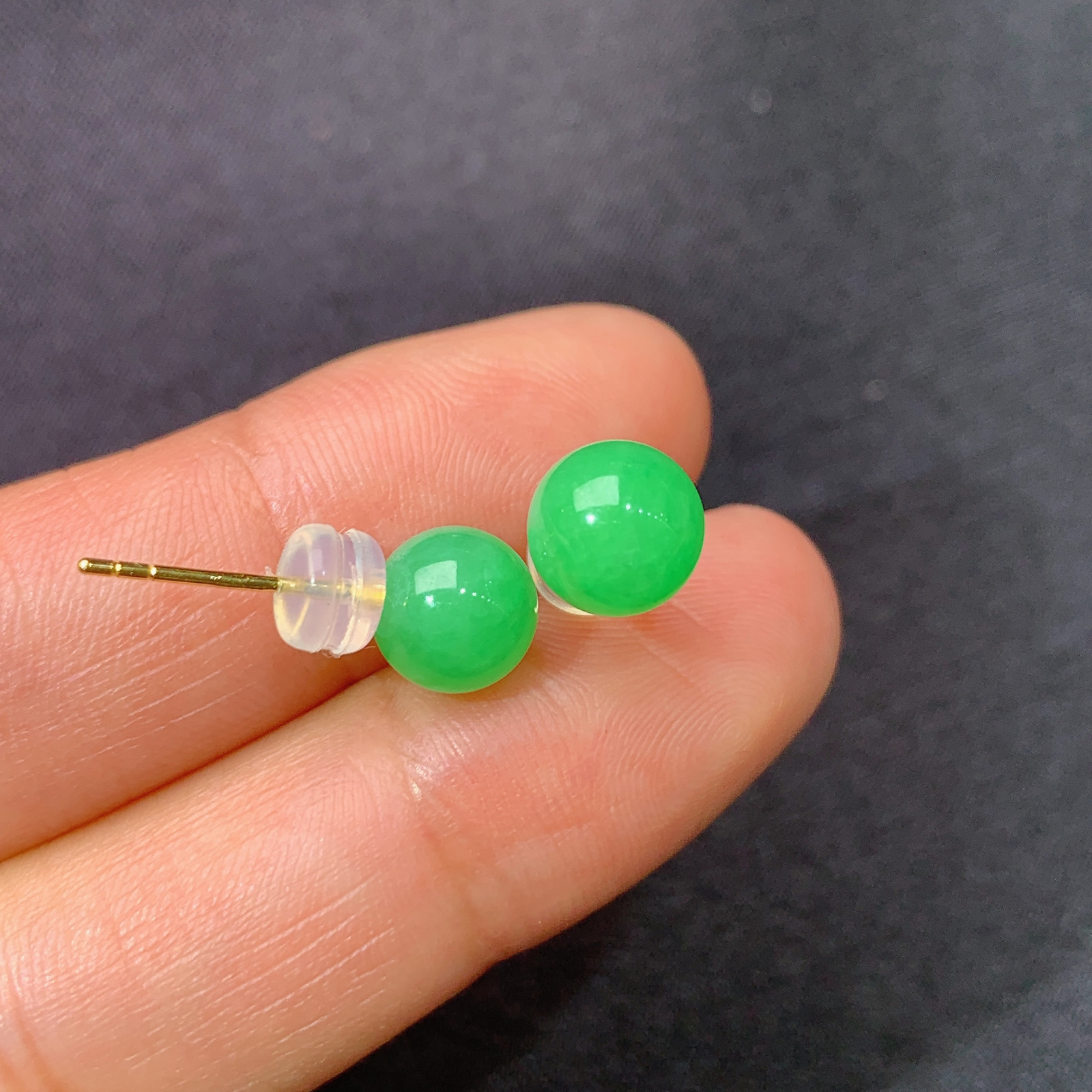 翠绿圆珠耳钉，18k金镶嵌，简约时尚，冰润色阳，种水足，Xyg 直径7.1