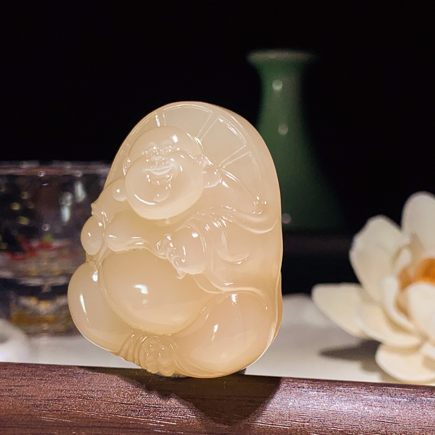 和田玉冰低起荧光藕粉佛引福来挂件。尺寸43/36/20重50克，玉质细腻油润 脂粉好，品质好！lt2