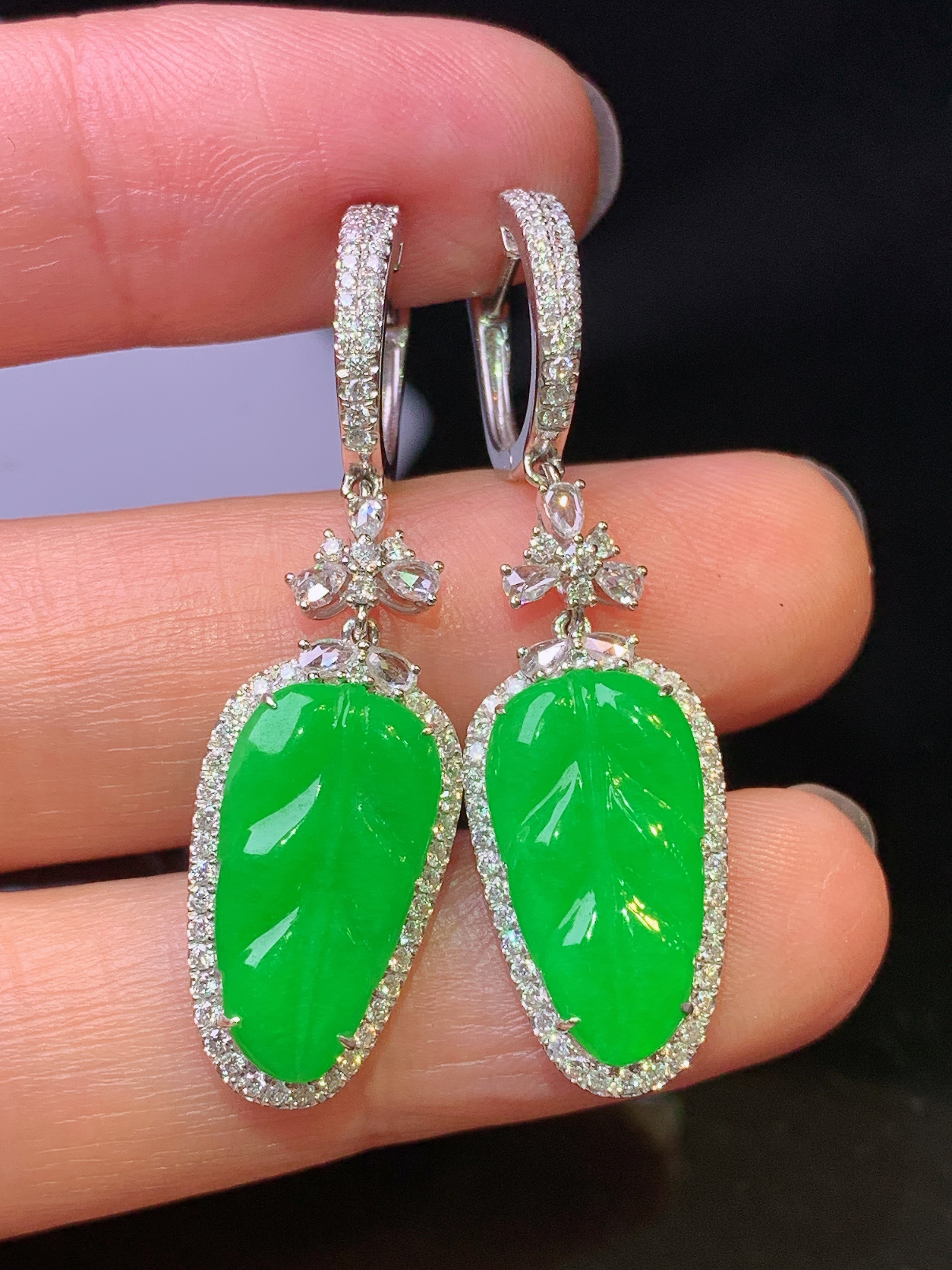 18k金钻镶嵌满绿树叶耳坠 玉质细腻 色泽艳丽清新 水润亮眼 整体尺寸40*10.8*4.5d2