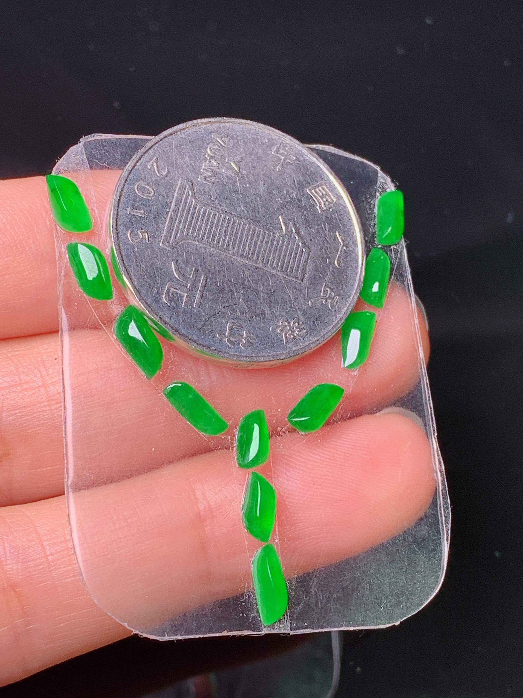 镶嵌款 满绿随形一手 吊坠 玉质细腻 色泽艳丽清新 水润亮眼 整体尺寸6.6*2.3*2j3