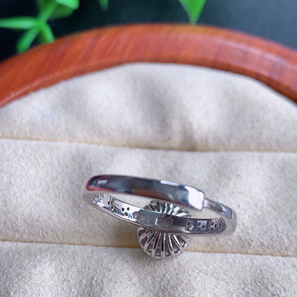 冰润满绿精美环形翡翠戒指  玉质细腻  冰清玉润  飘花灵动  颜色漂亮  W481.21   内径尺寸：17.5-9.6-7mm  裸石尺寸：7.7-5.8mm