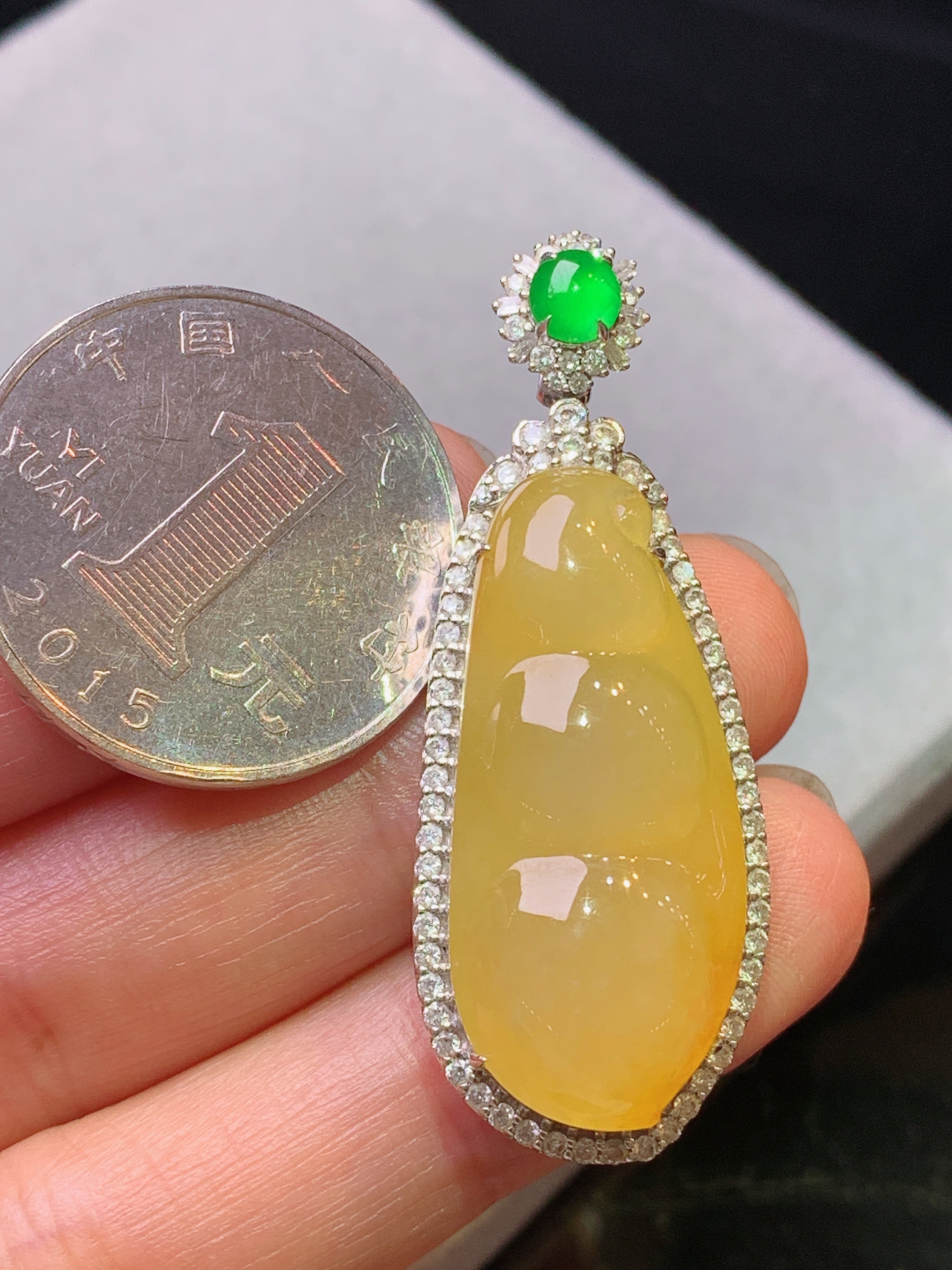 18k金钻镶嵌黄翡四季豆吊坠 玉质细腻 色泽艳丽清新 水润亮眼 整体尺寸44.2*17*10.5b1