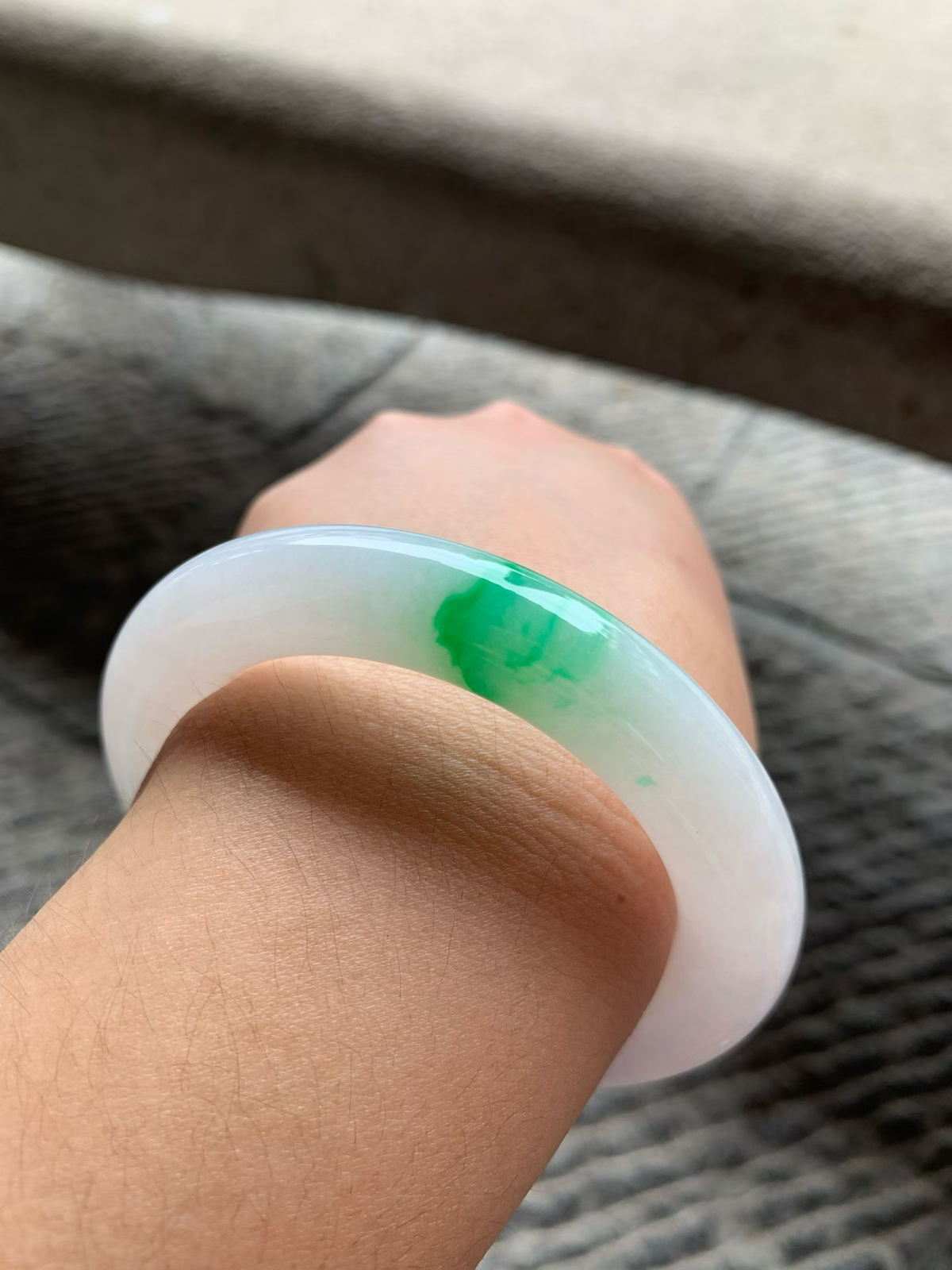 飘绿圆条手镯尺寸57*12*12 版型圆润厚实，底子白皙温润，一抹翠色正阳鲜辣，青翠耀眼！