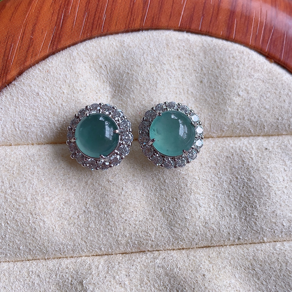 冰晴水翡翠925银镶嵌耳钉，自然光实拍，翠色灵动，颜色漂亮，种老水足，品相佳，佩戴佳品！W481.21  取一整体尺寸：7.7-10.5mm  裸石尺寸：7mm