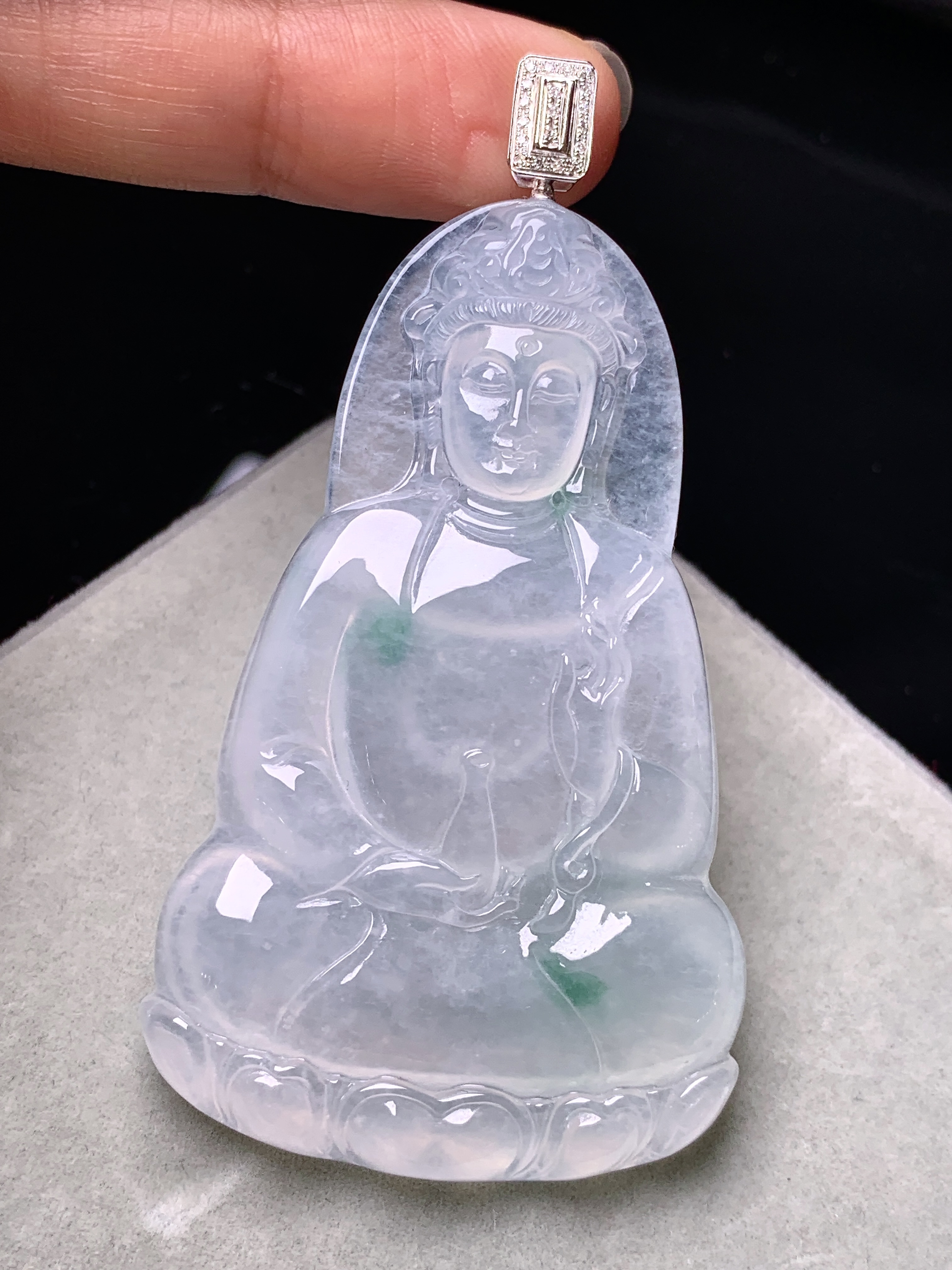 18k金钻镶嵌冰种观音菩萨吊坠 玉质细腻 色泽艳丽清新 水润亮眼 整体尺寸70*37.5*6L1