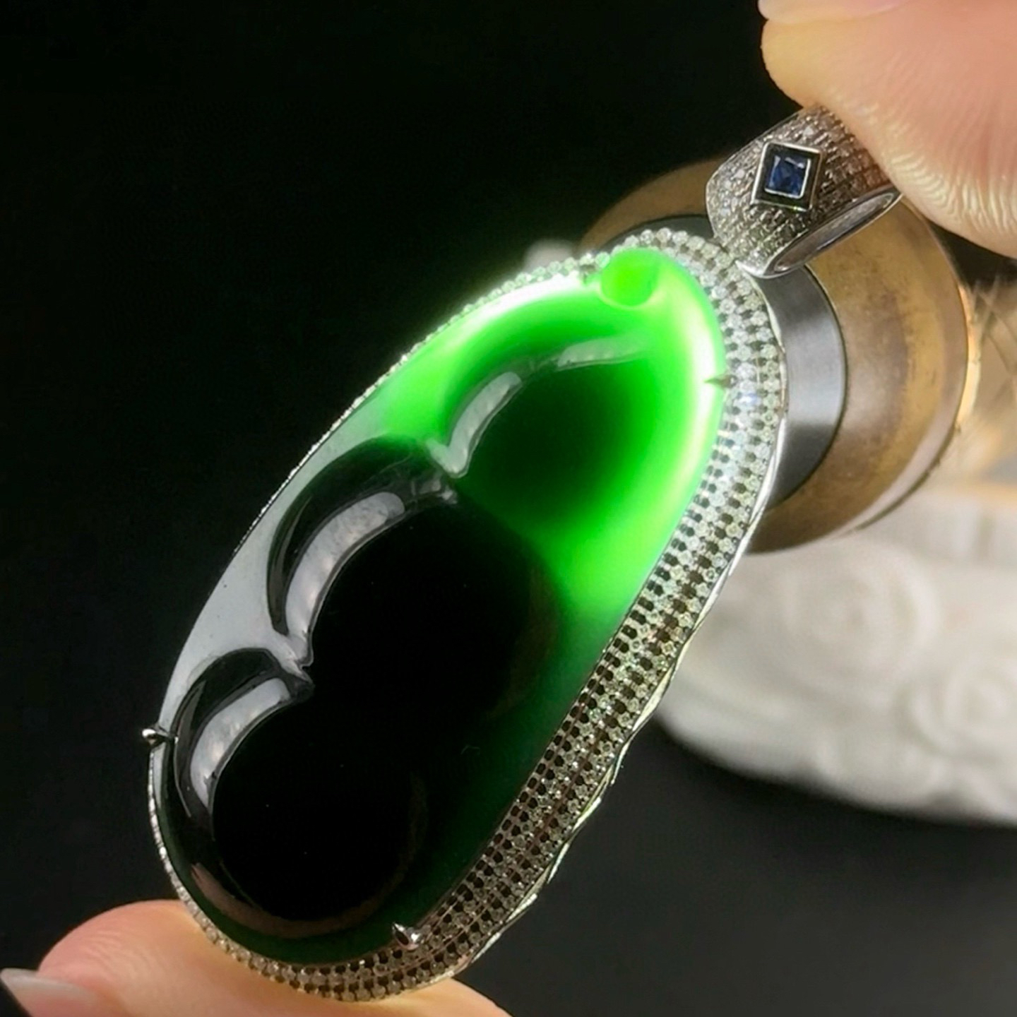 精品18k墨翠福豆 种好色正 黑度极好 打灯通透 油性十足 尺寸51.7