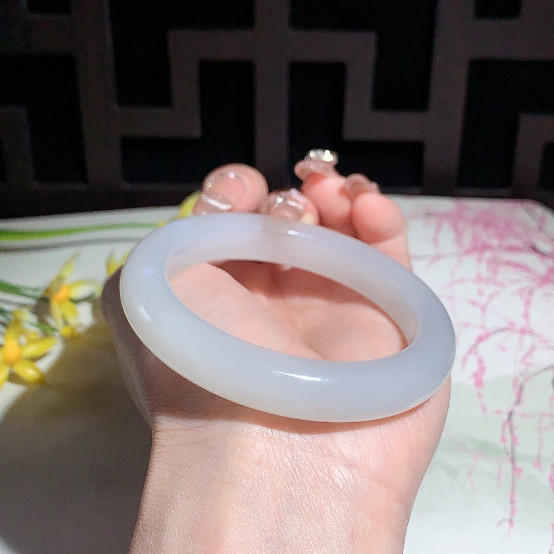 ￼ 和田玉55.5圈口紫罗兰色手镯！玉质细腻油润 底色纯净 无裂无黑 脂粉好，品质高