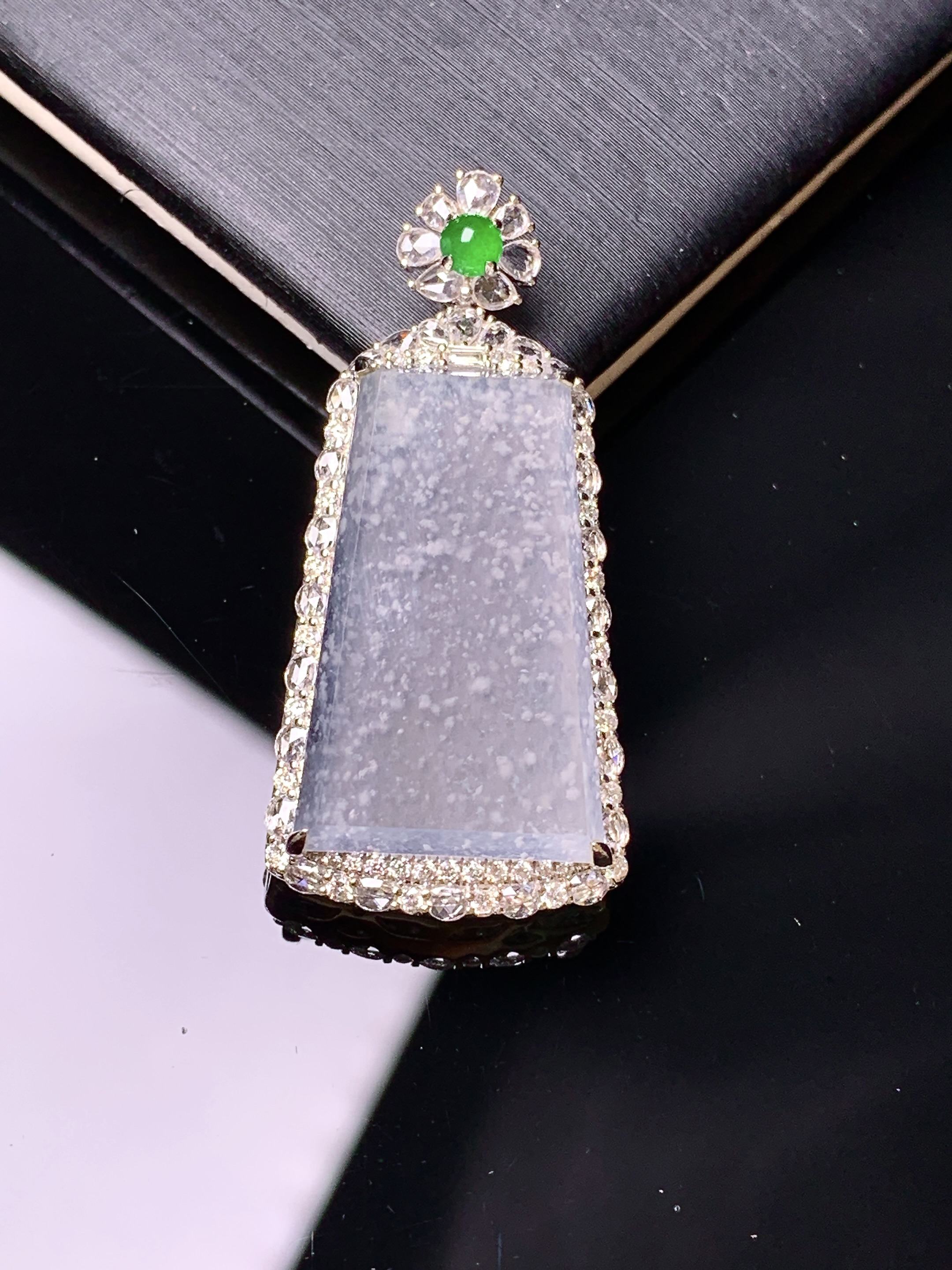 18k金钻镶嵌冰种雪花棉无事牌吊坠 玉质细腻 色泽艳丽清新 水润亮眼 整体尺寸36*16.8*6.8