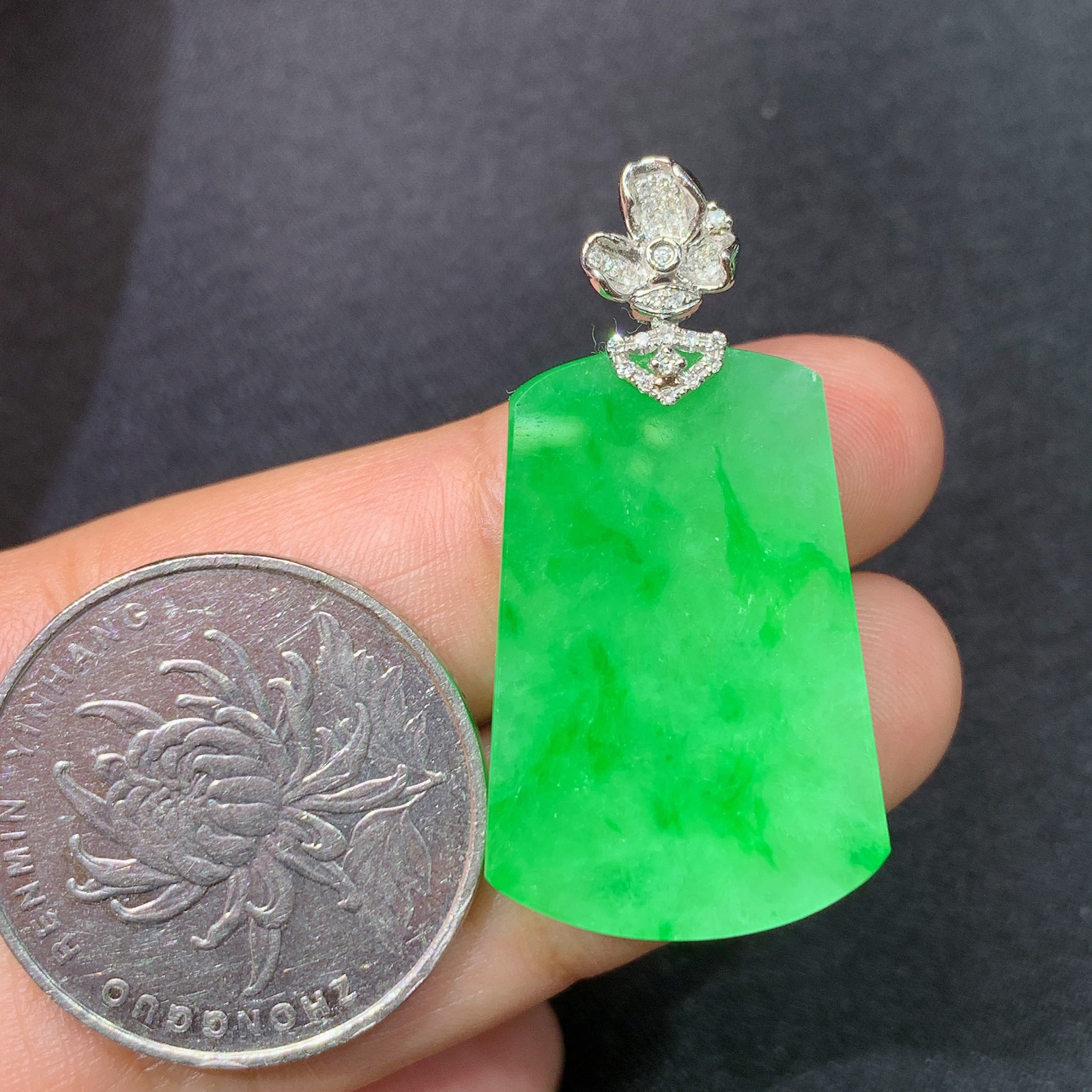 阳绿无事牌吊坠，18k金镶嵌，冰润色阳，种水足，Xyg 尺寸36.3*18.8*3.6