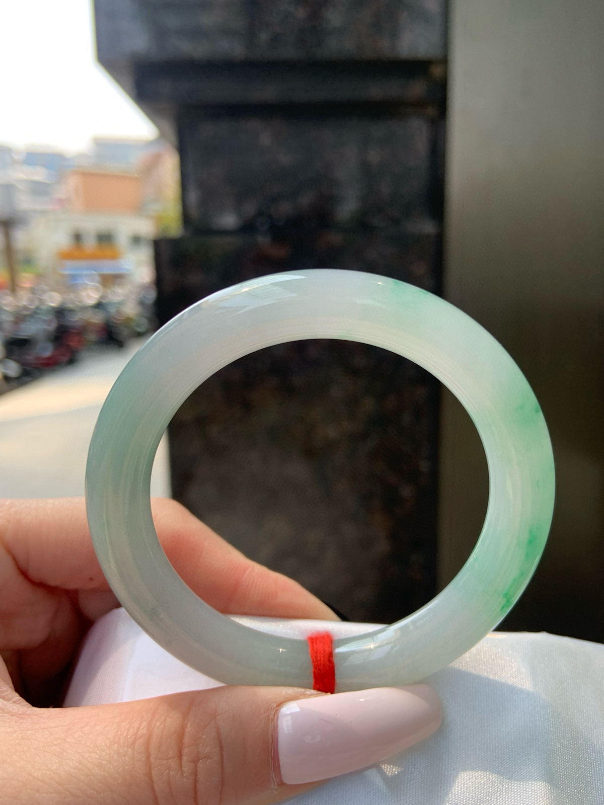 飘绿圆条
52.8-9.1-9.4
底妆细腻，飘绿花清爽秀气