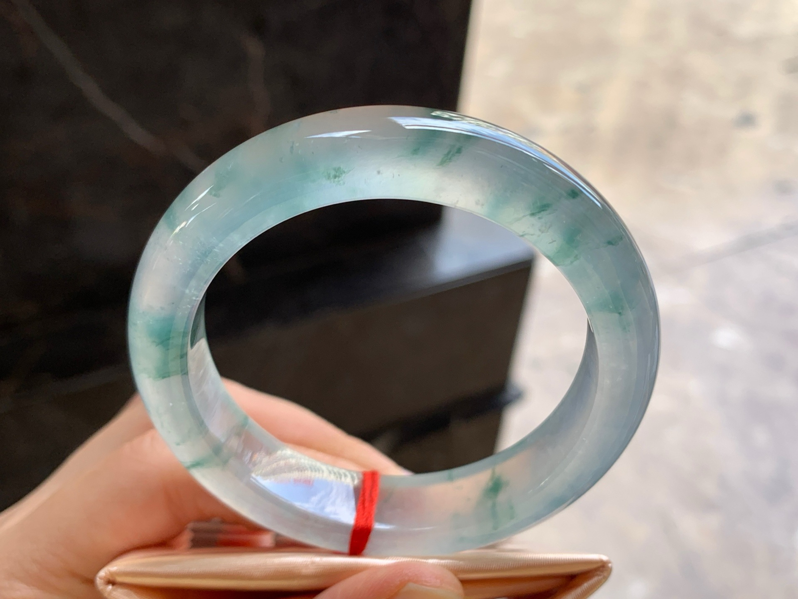 53-12.6-9.3

高冰蓝花手镯^_^透亮