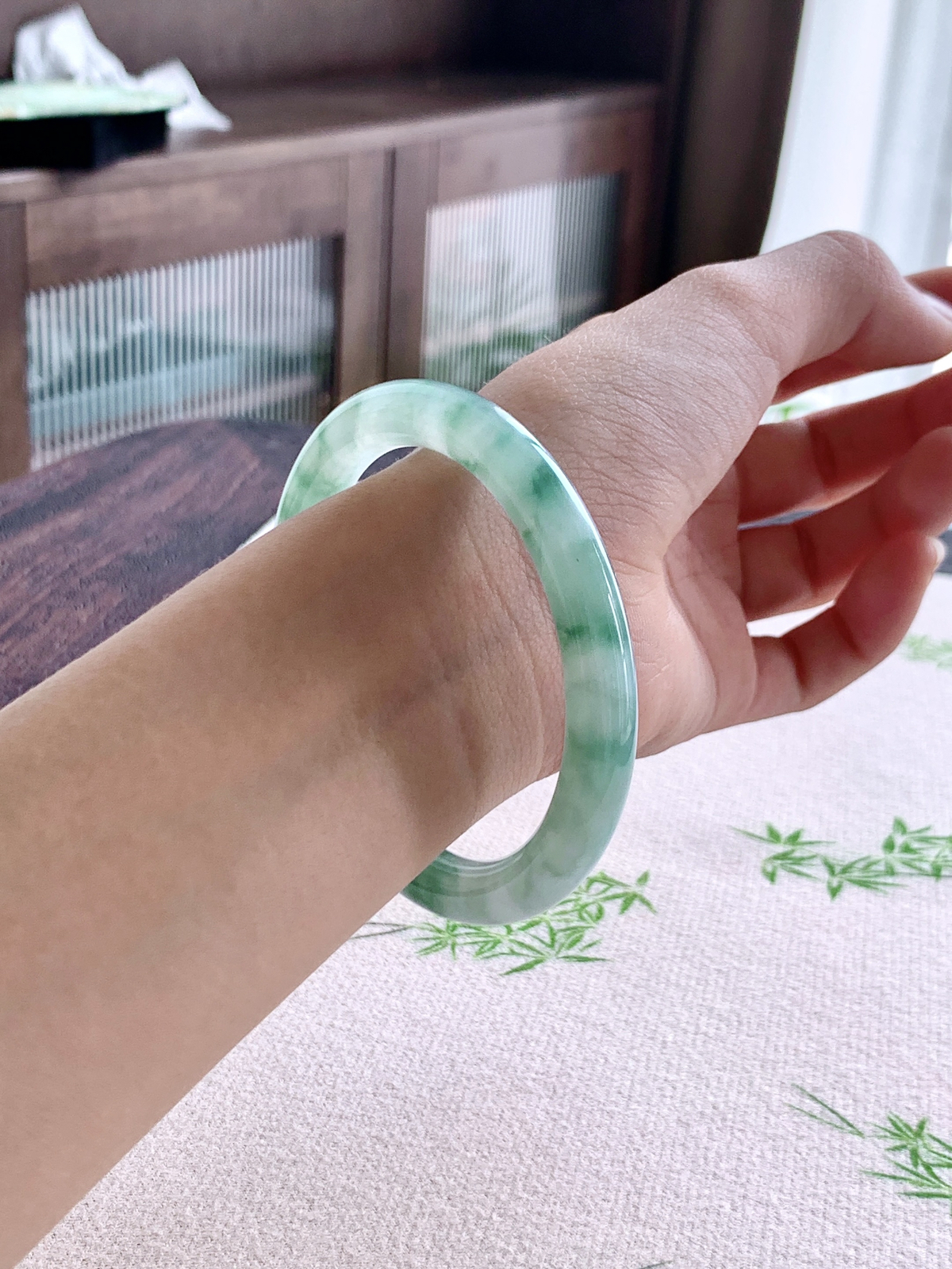 【手镯】️圆条 圈口 57 58 
【尺寸】56.4-8.4-8.5
【说明】冰底晴岚 冰晴水 冰飘花 种老细腻 缅甸A货翡翠 有细纹