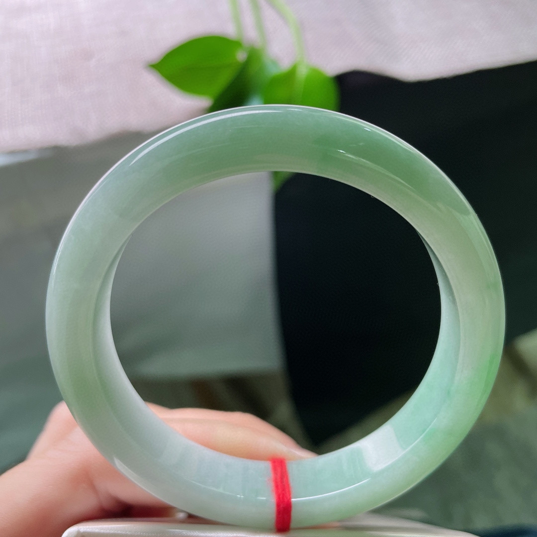 56/12/9.2，绿底正圈，鲜活翠色，充满生机和希望，质地温润，棉线