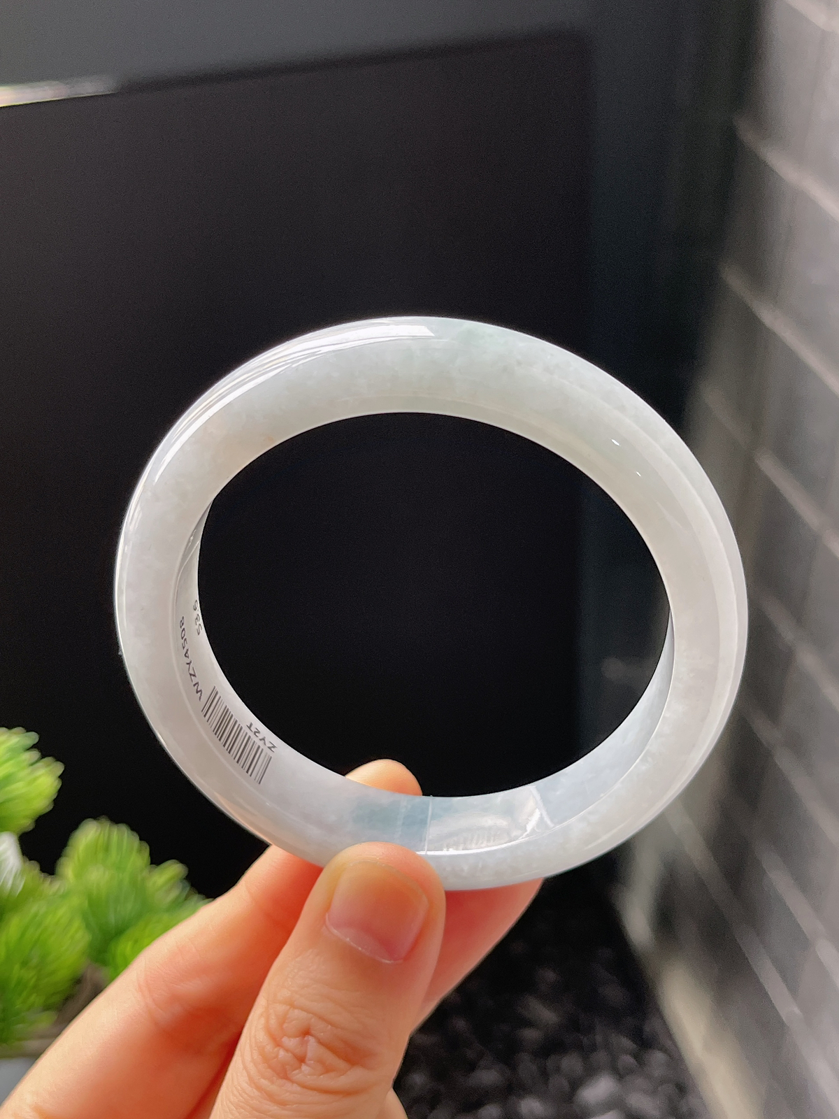 正圈53.6圈口，翡翠糯化种淡蓝色手镯