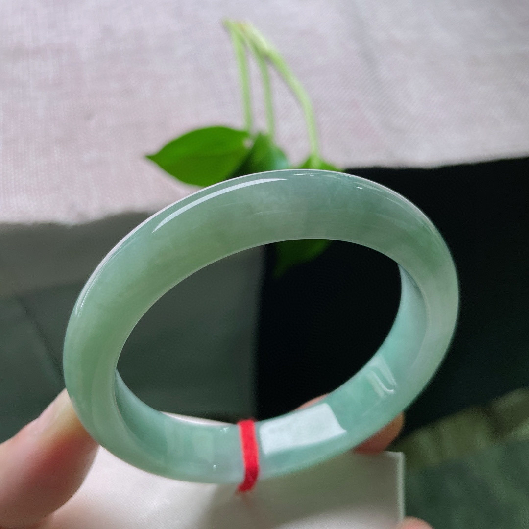 58.2/12.4/8.4，绿底正圈，细润，是不张扬的高级，衬得手腕白皙又雅致。完美，