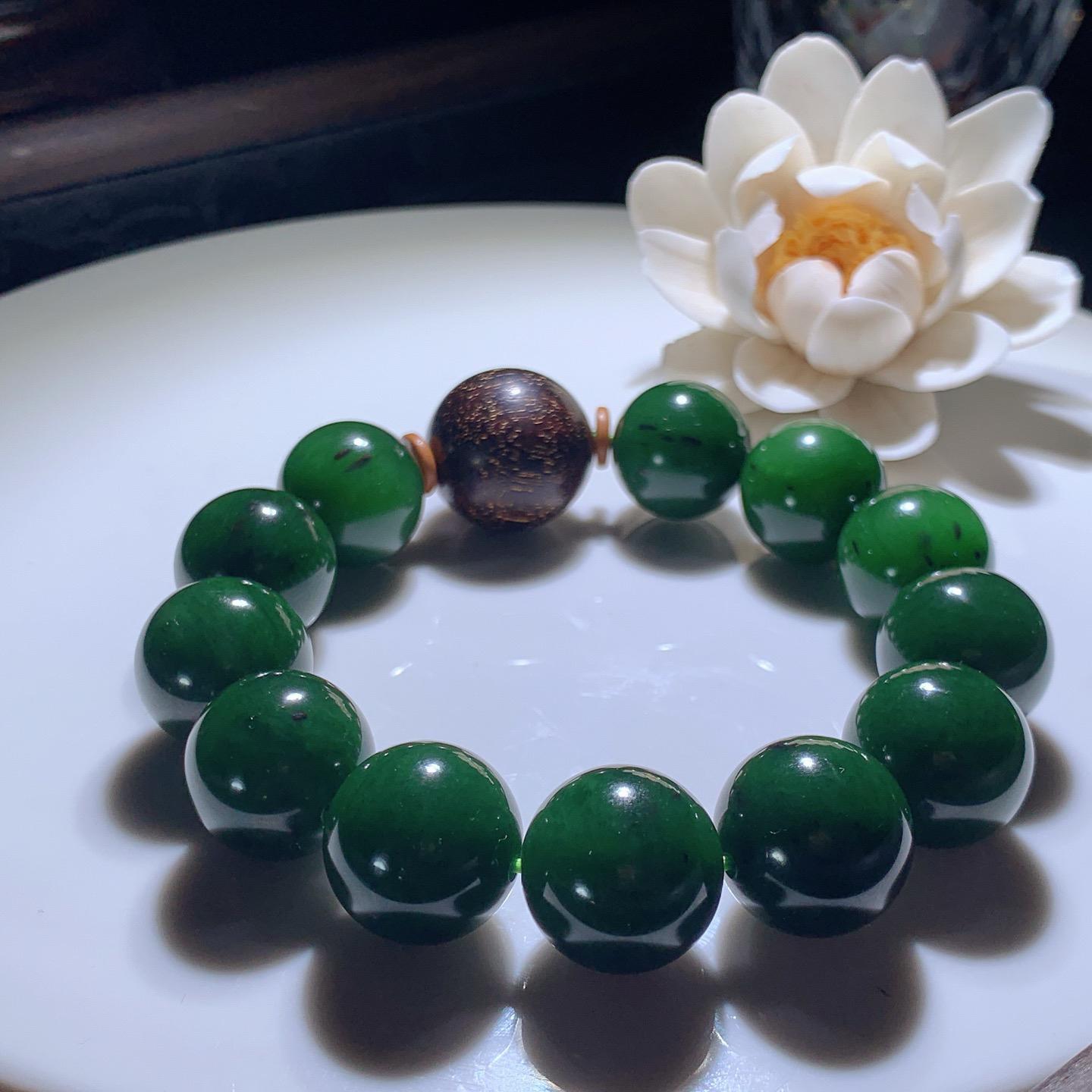 和田玉七号矿红皮料菠菜绿俄罗斯碧玉圆珠手串。单颗尺寸17重100.5克 玉质细腻油润 底色纯净 脂粉好，品质好。lt260323