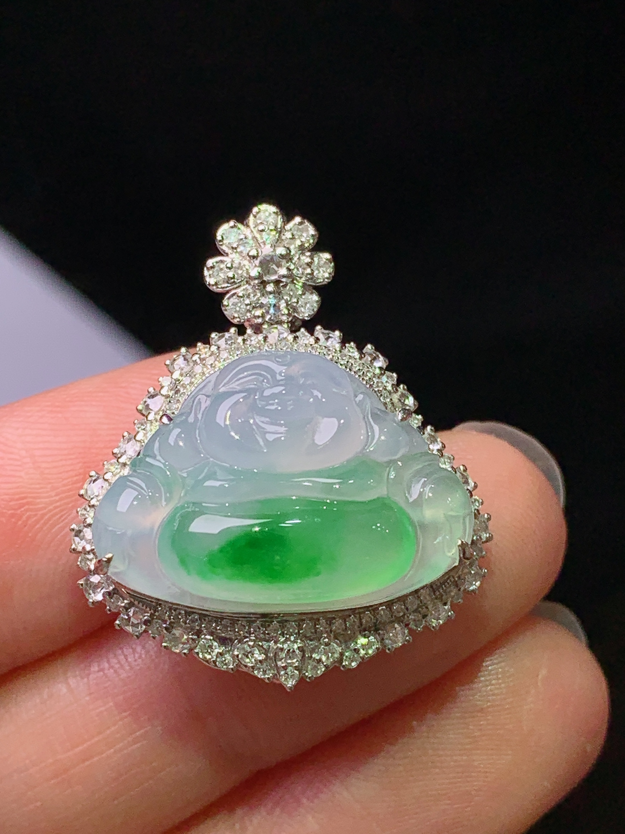 18k金钻镶嵌飘绿佛公吊坠 玉质细腻 色泽艳丽清新 水润亮眼 整体尺寸27.6*23.3*13y4